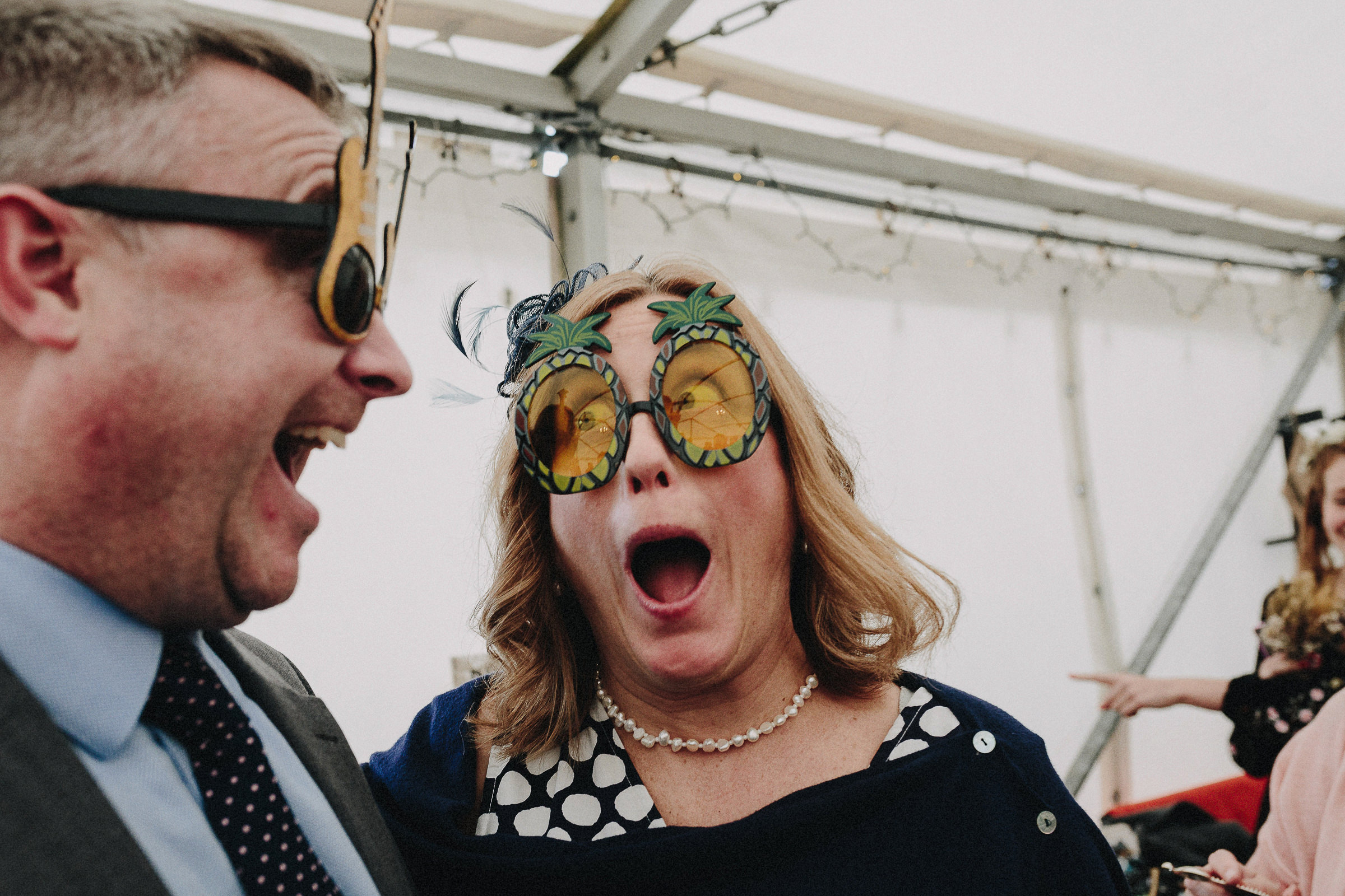 Britische Hochzeit: Hochzeitsgäste in Partystimmung