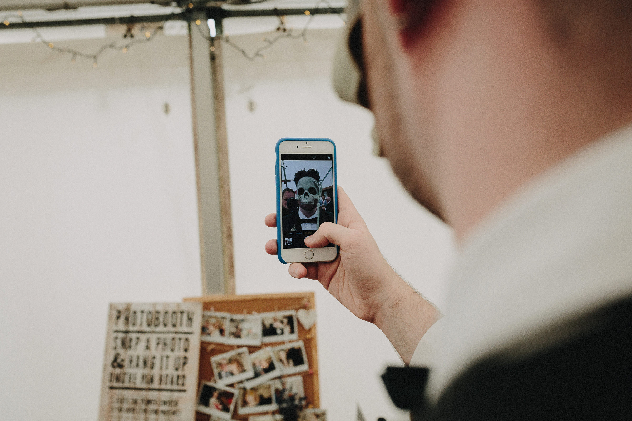 Britische Hochzeit: Hochzeitsgast macht Handyfoto
