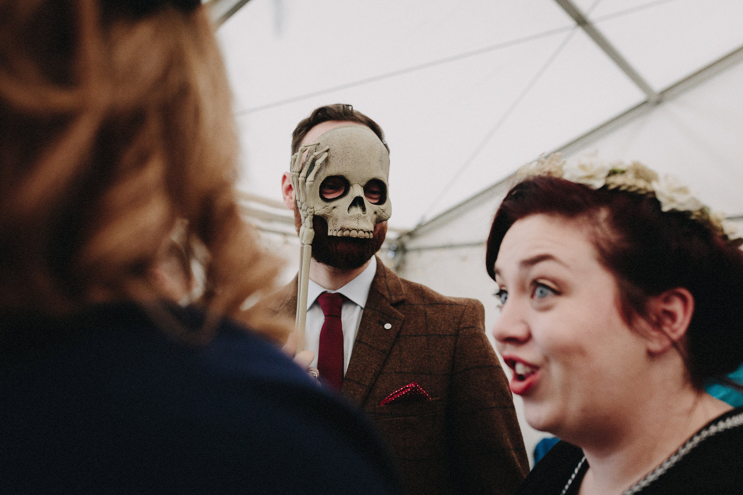 Britische Hochzeit: Hochzeitsgast mit Totenkopfmaske