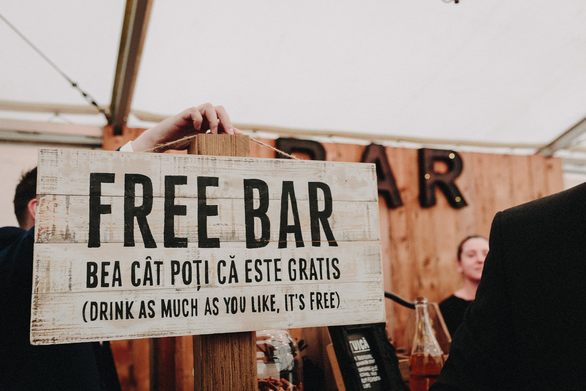 Britische Hochzeit: Schild mit Hinweis auf kostenloses Trinken