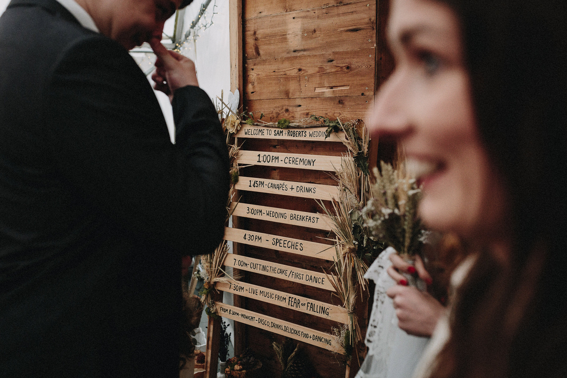Britische Hochzeit: Ablaufplan der Feier aus Holz
