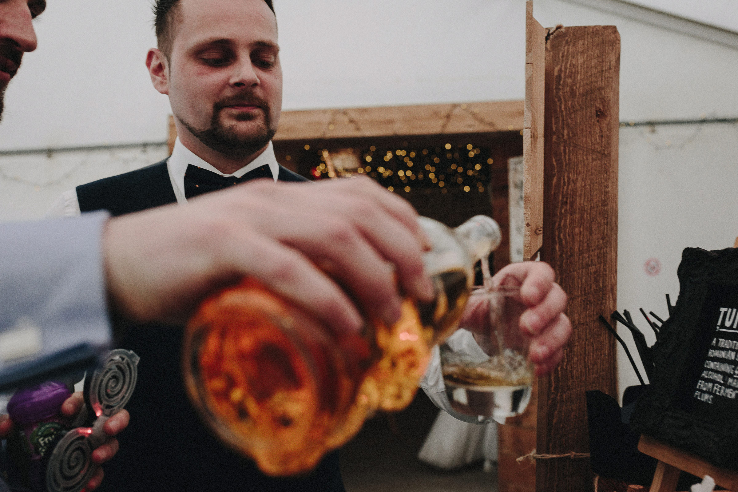 Britische Hochzeit: Hochzeitsgast gießt einem anderen Gast Schnaps ein