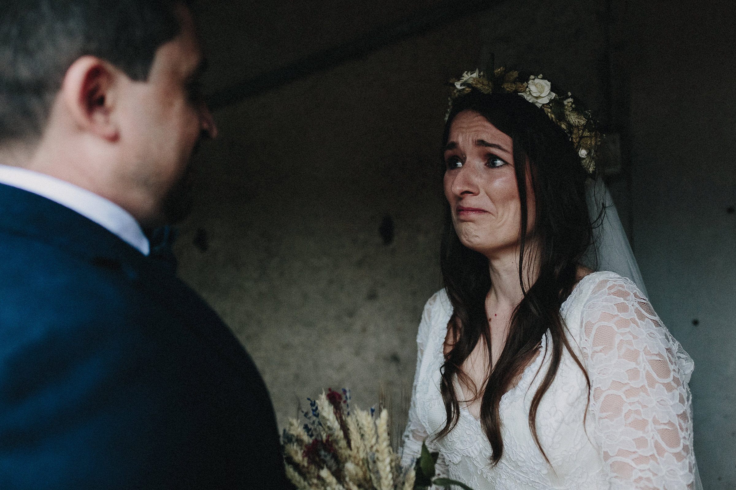 Britische Hochzeit: gerührte Braut schaut zum Bräutigam