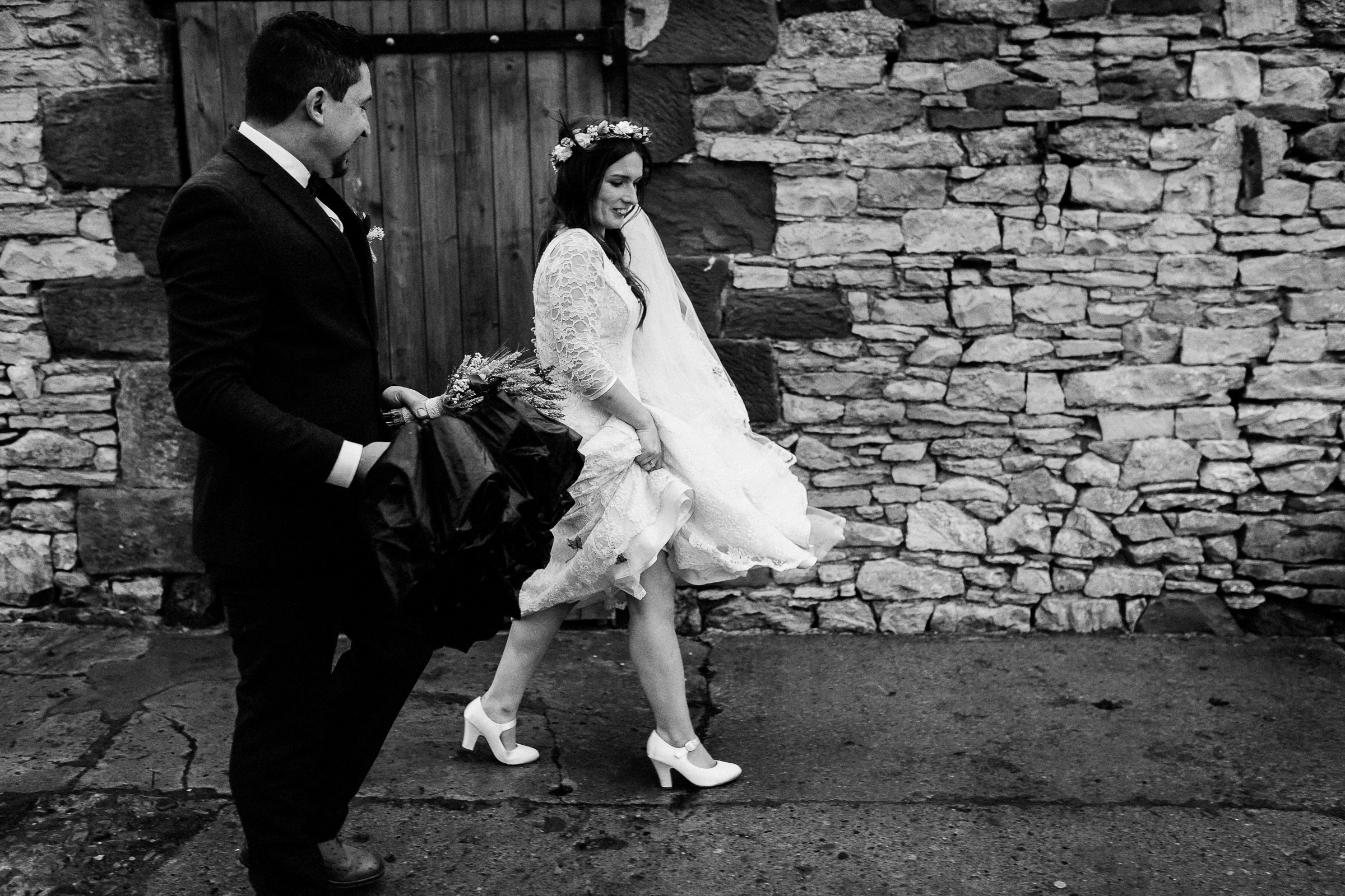 Britische Hochzeit: Brautpaar mit Regenschirm