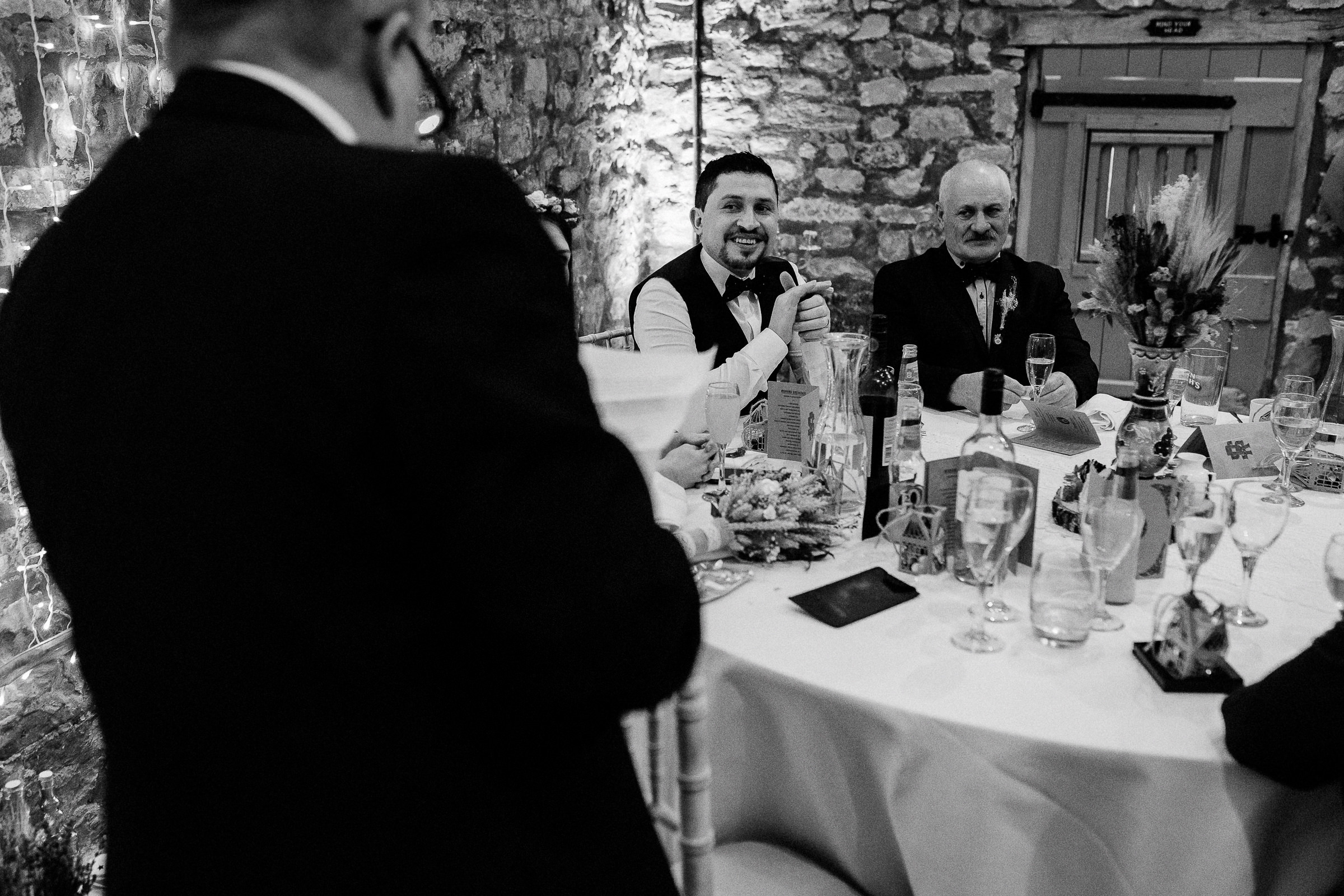 Britische Hochzeit: Hochzeitsgast hält eine Rede