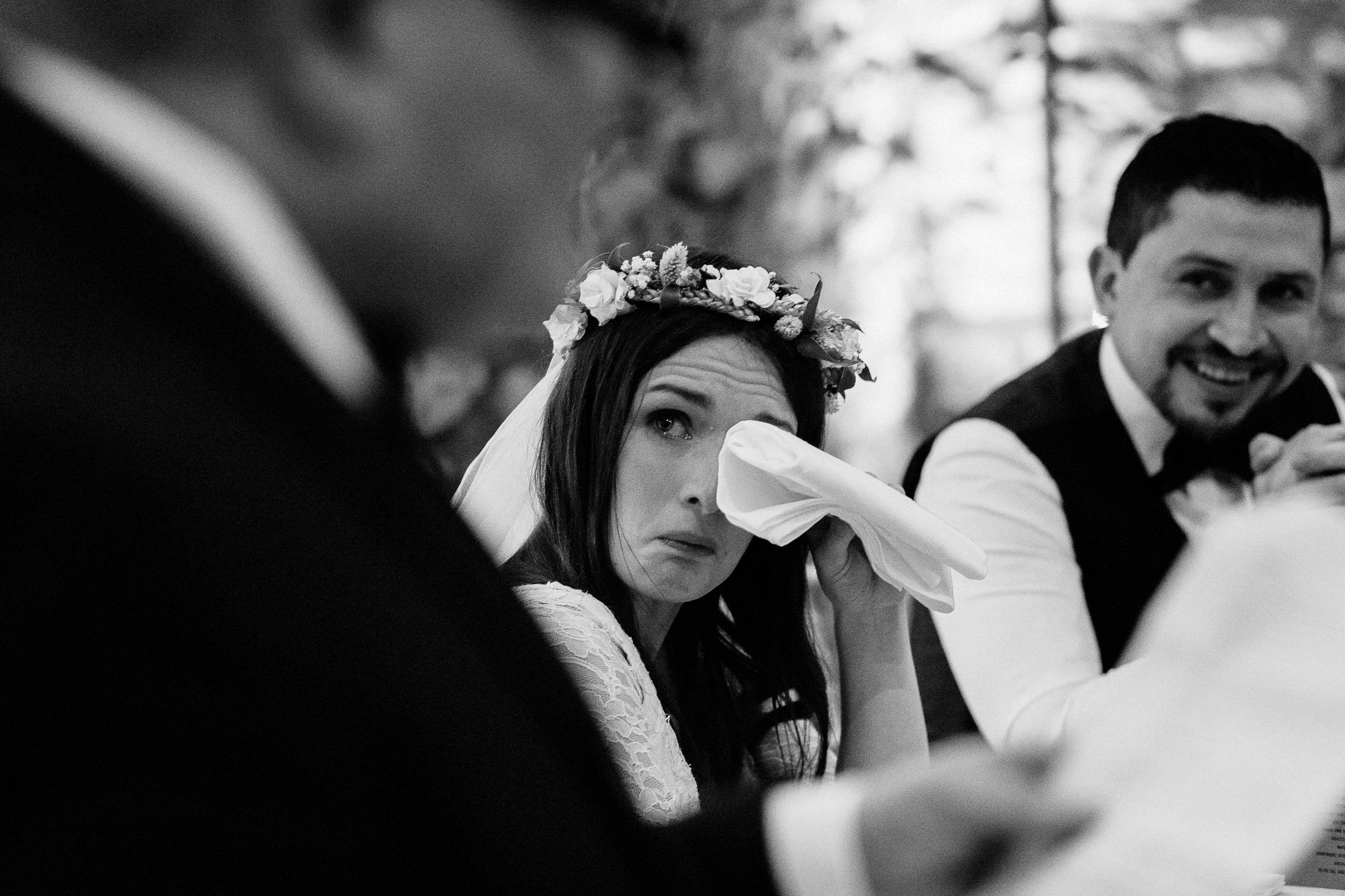 Britische Hochzeit: Braut wischt sich Tränen aus den Augen