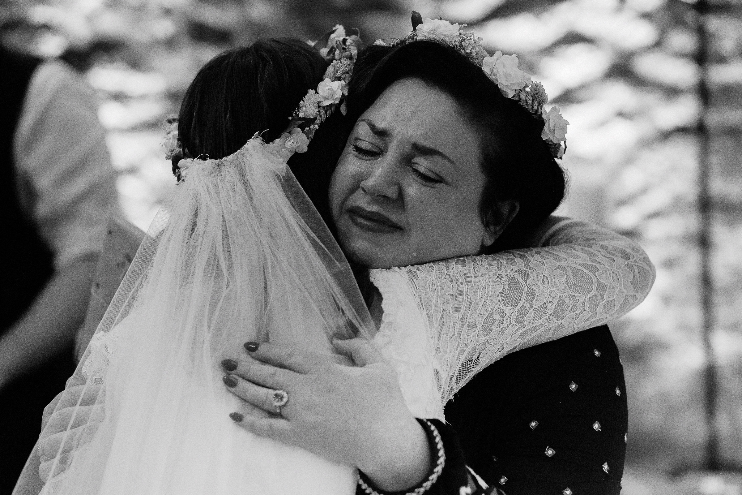 Britische Hochzeit: Braut wird von einer weinenden Gratulantin umarmt