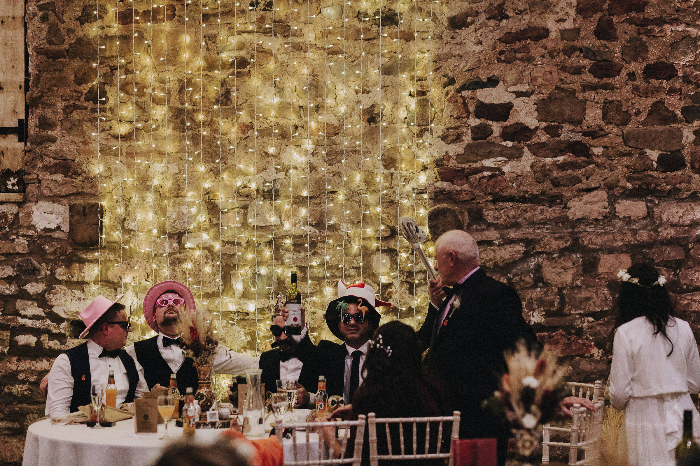 Britische Hochzeit: Hochzeitsgäste mit Masken und Party-Hüten