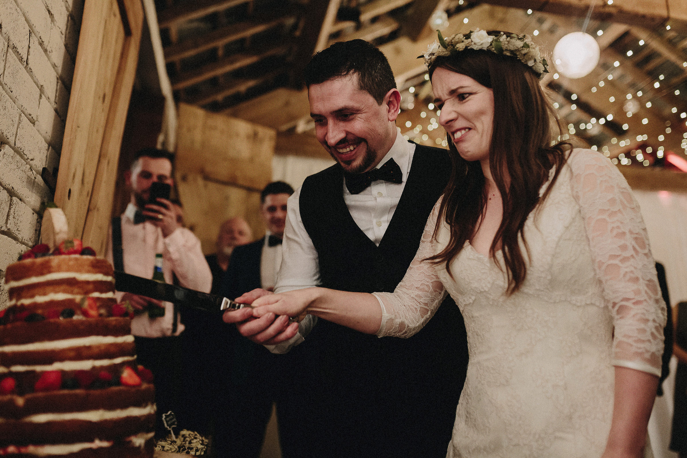 Britische Hochzeit: Brautpaar schneidet Hochzeitstorte an