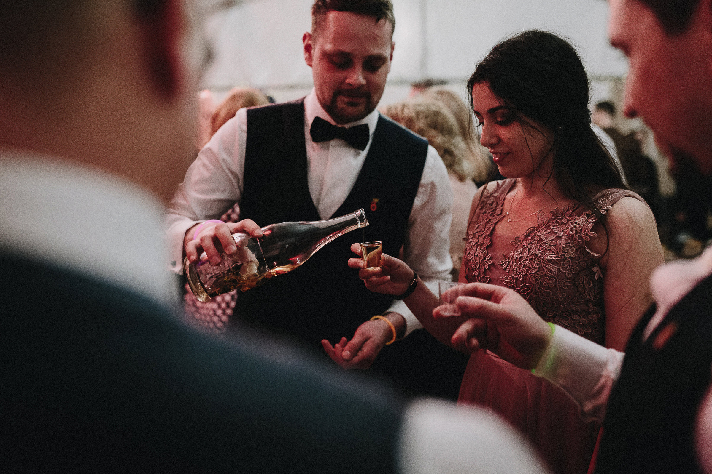 Britische Hochzeit: Gast schenkt einem anderen Gast Schnaps ein