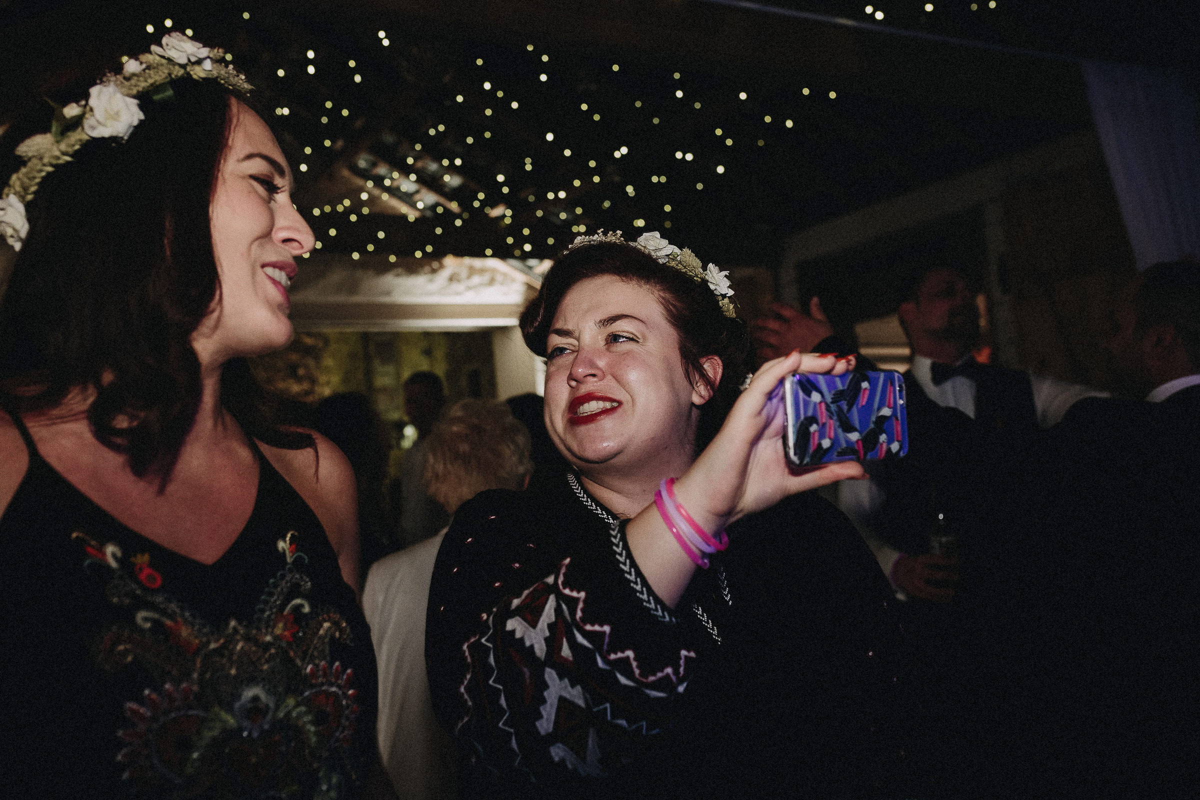 Britische Hochzeit: lachende Hochzeitsgäste während der Party
