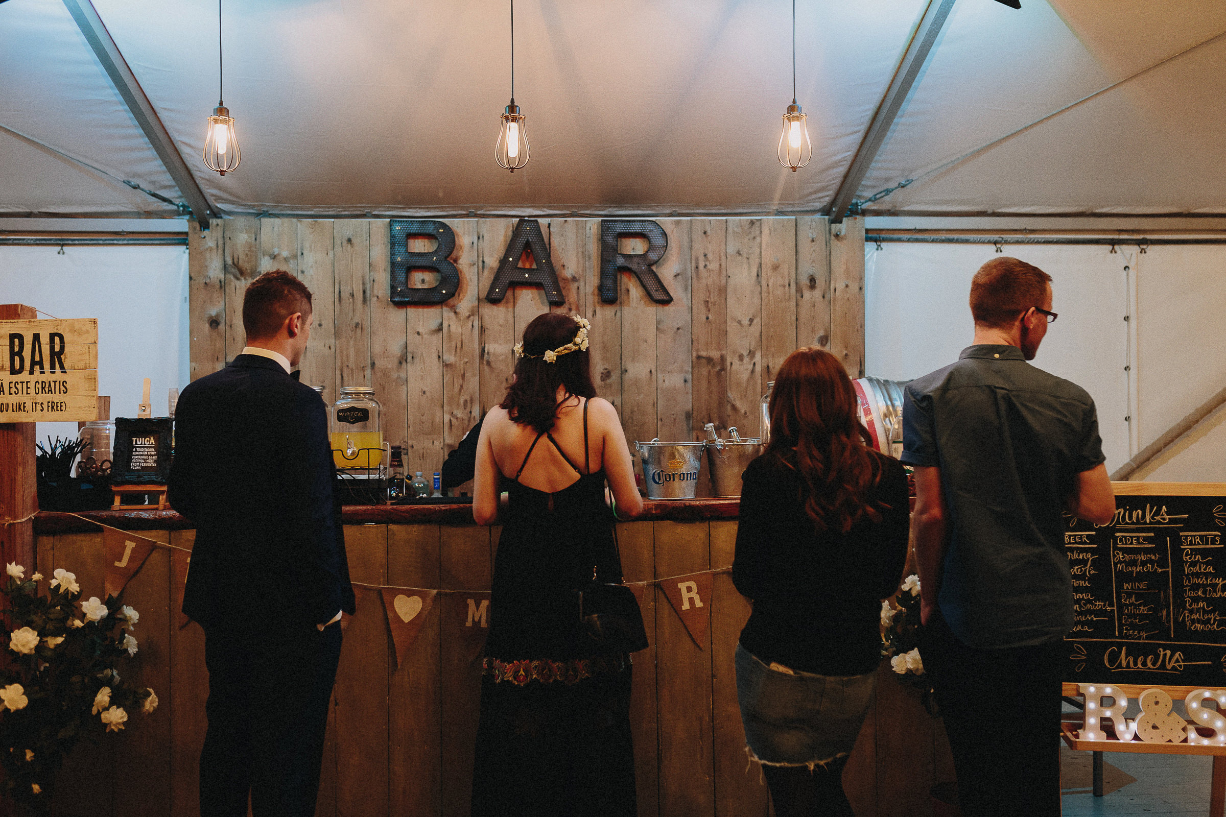 Britische Hochzeit: Gäste vor der Bar