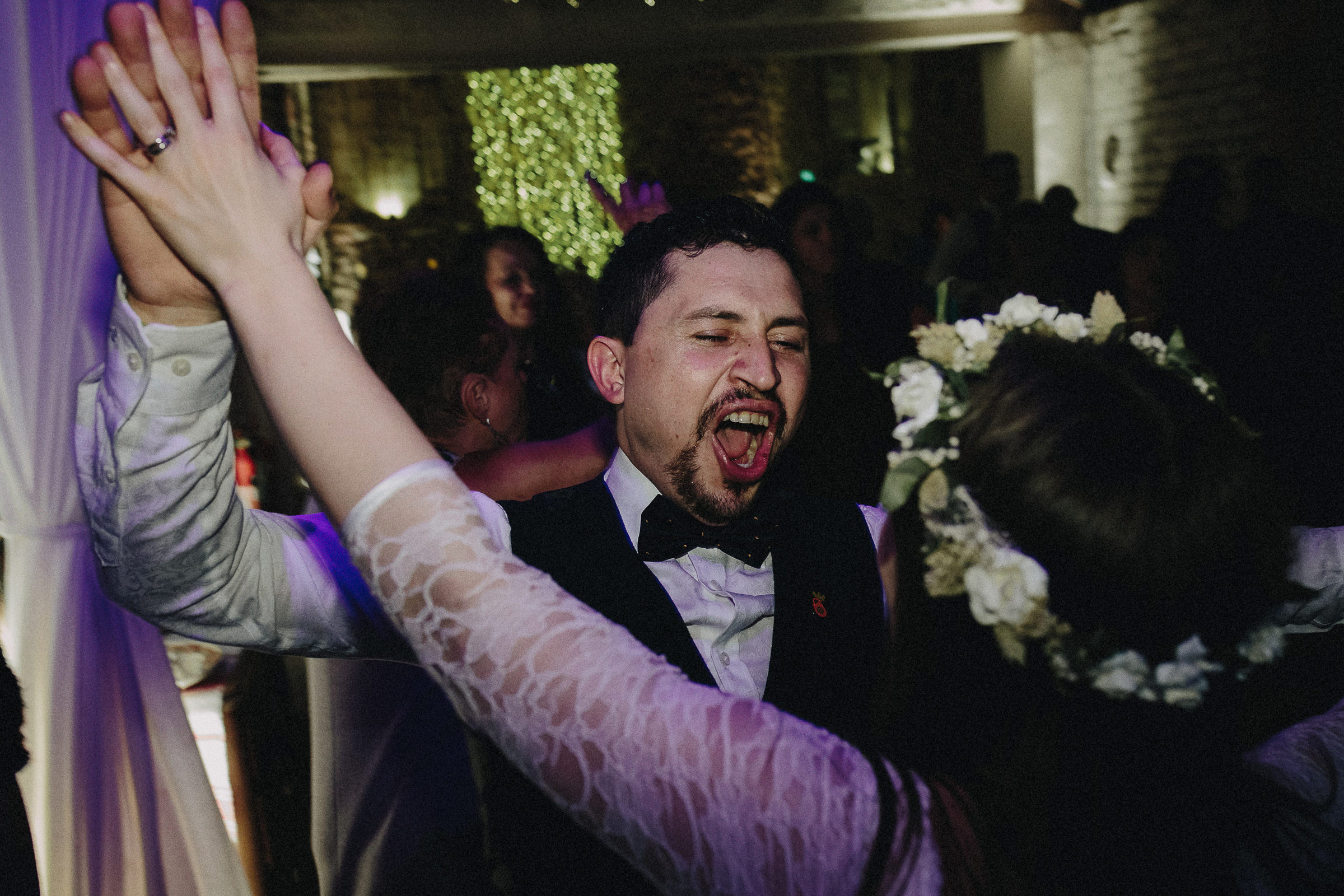 Britische Hochzeit: ausgelassen tanzendes Brautpaar