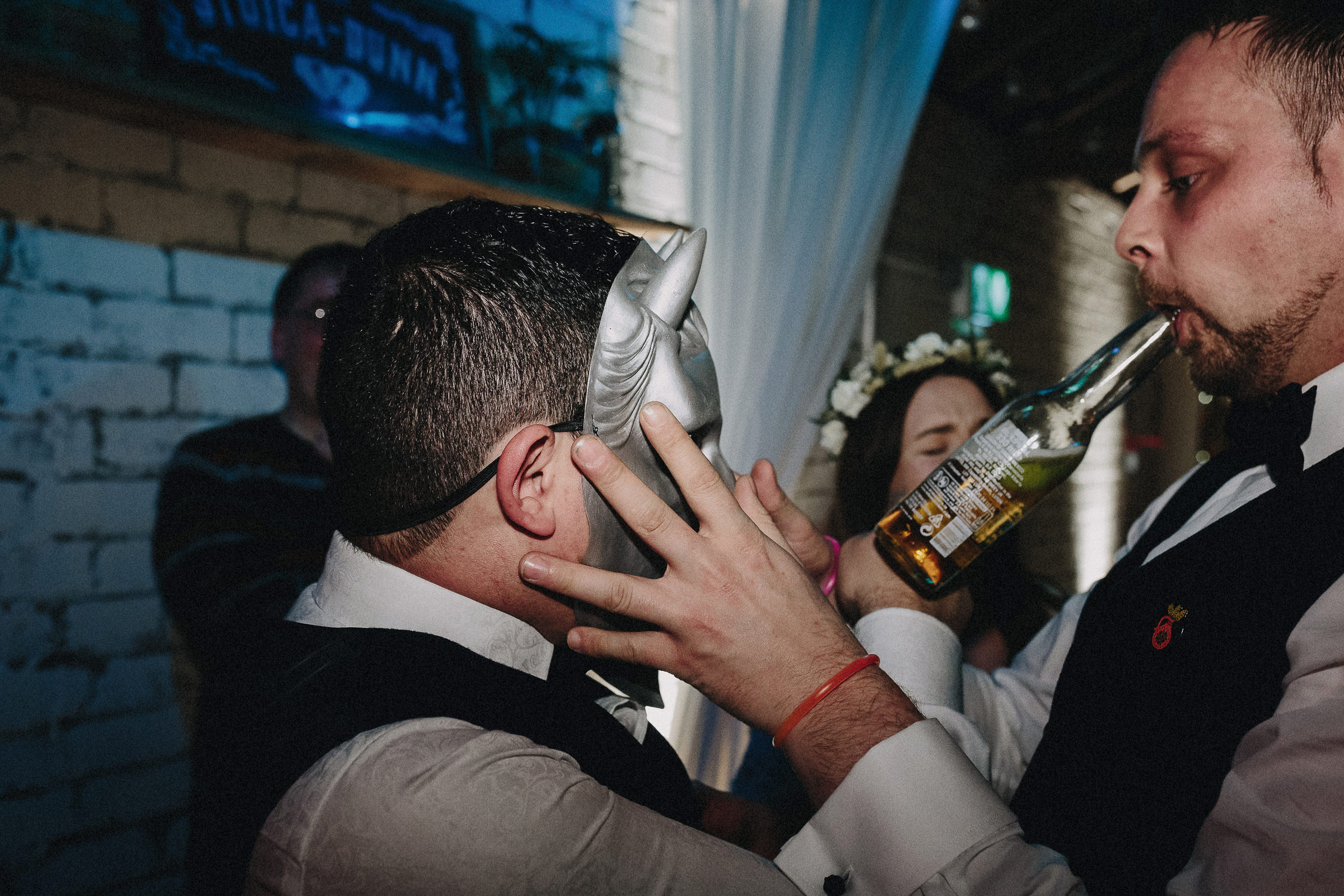 Britische Hochzeit: feiernde Gäste