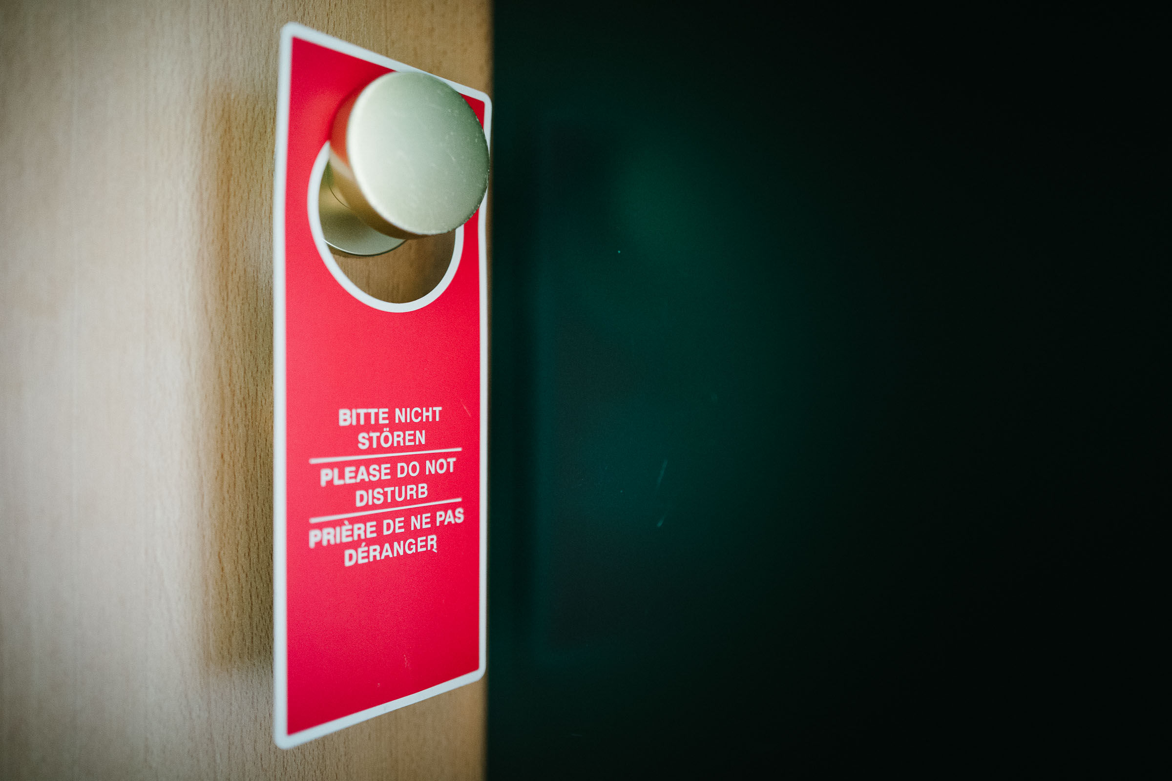 Ein Bitte-nicht-stören-Schild zu dem Hotelzimmer des Brautpaars der Silvester-Hochzeit