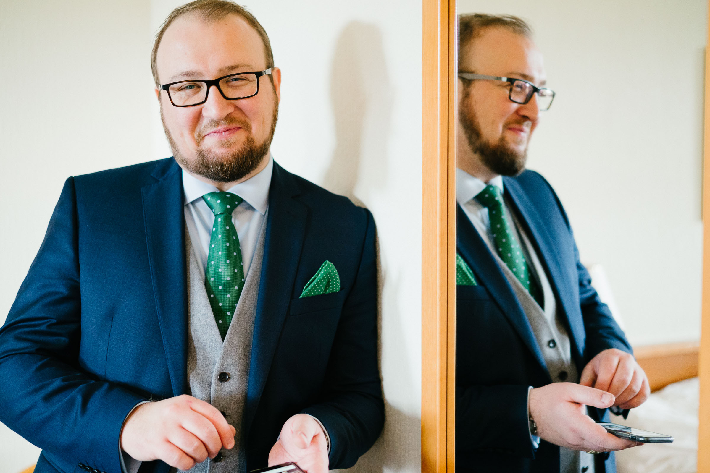 ein lachender Gast der Silvester-Hochzeit im Hotelzimmer