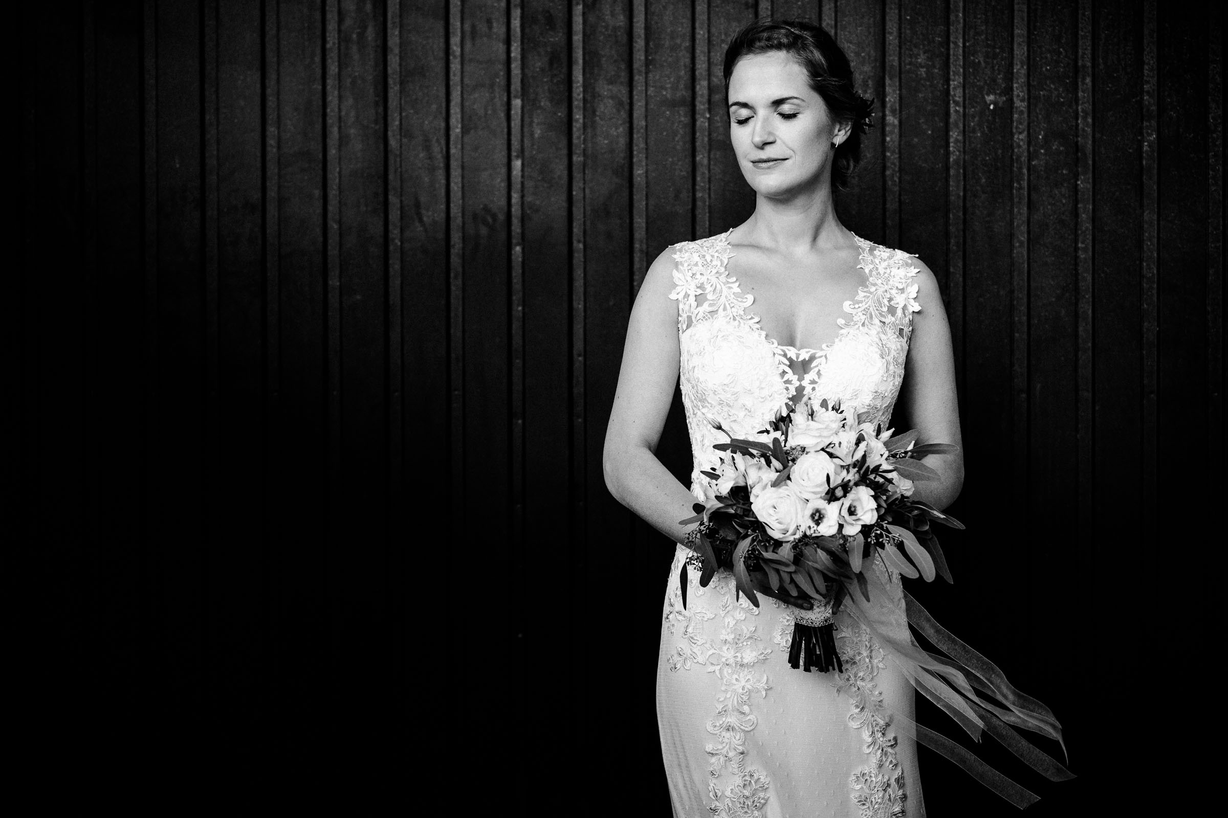 Portrait der Braut der Silvester-Hochzeit mit geschlossenen Augen