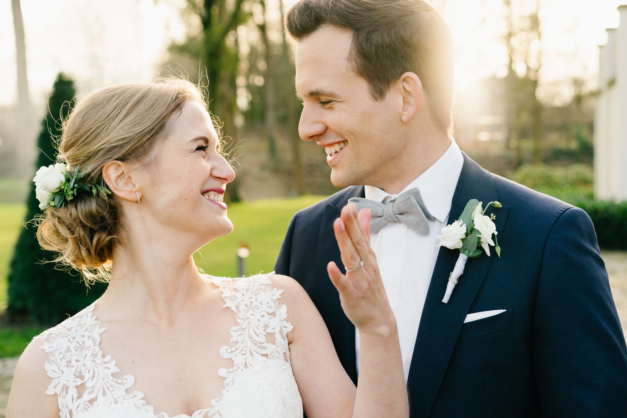 strahlender Sonnenschein zur Silvester-Hochzeit und ein lachendes Brautpaar