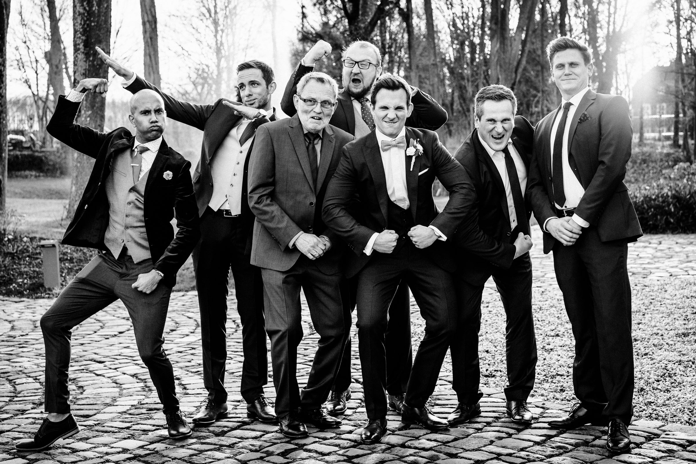 Gruppenbild mit übertriebenem Posing der männlichen Hochzeitsgäste
