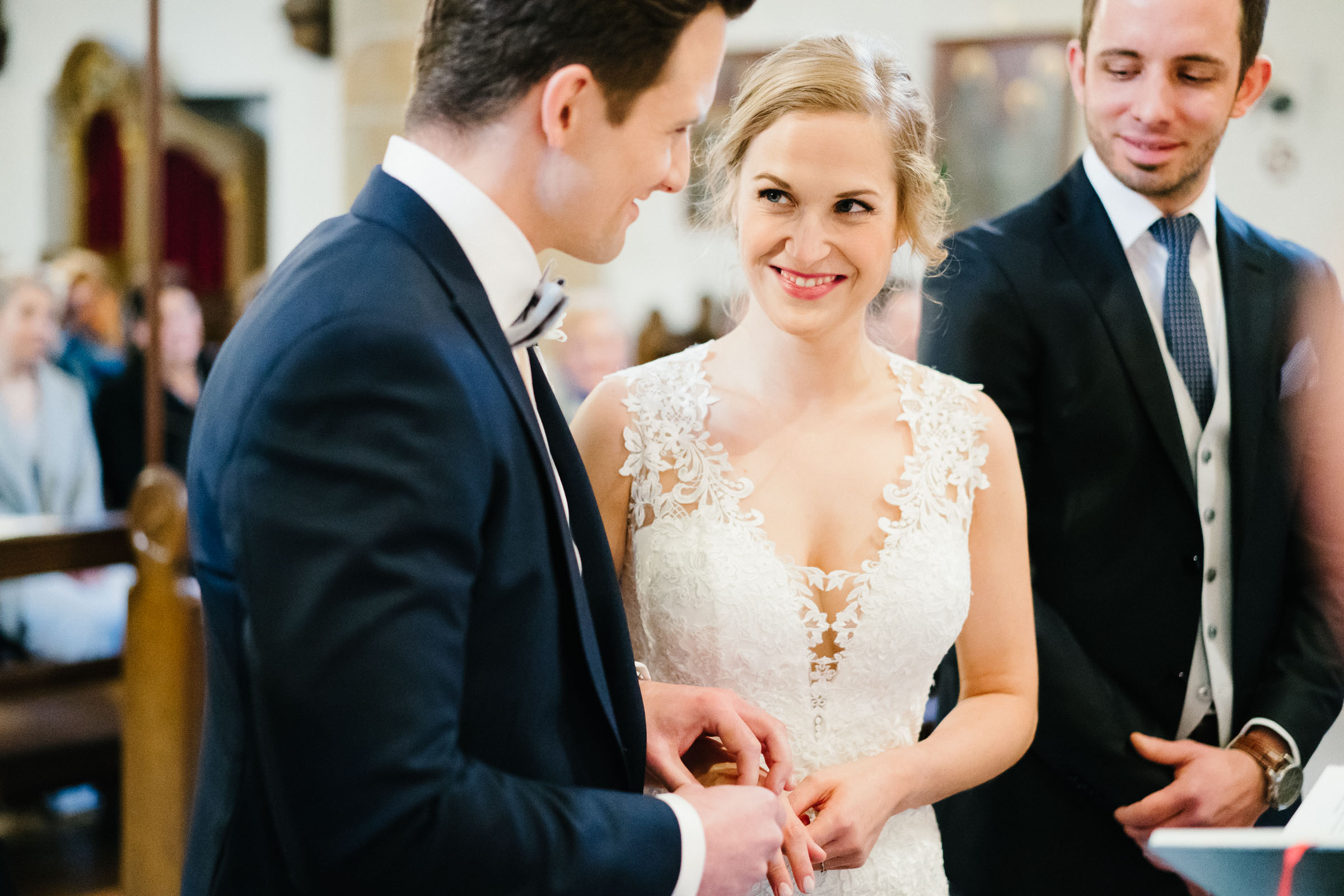 der Bräutigam der Silvester-Hochzeit steckt der Braut den Ring an den Finger