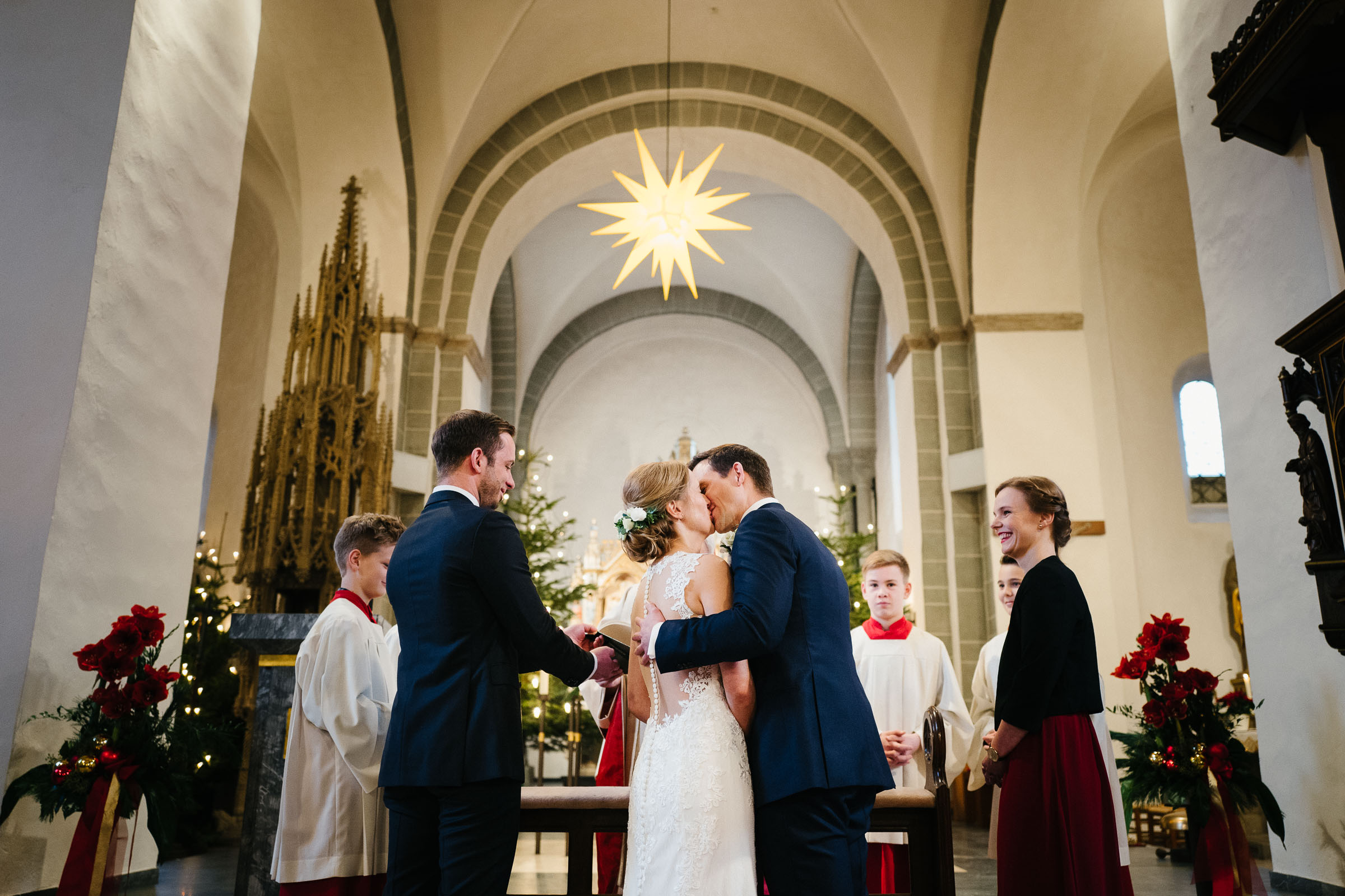 der Kuss des Brautpaars der Silvester-Hochzeit