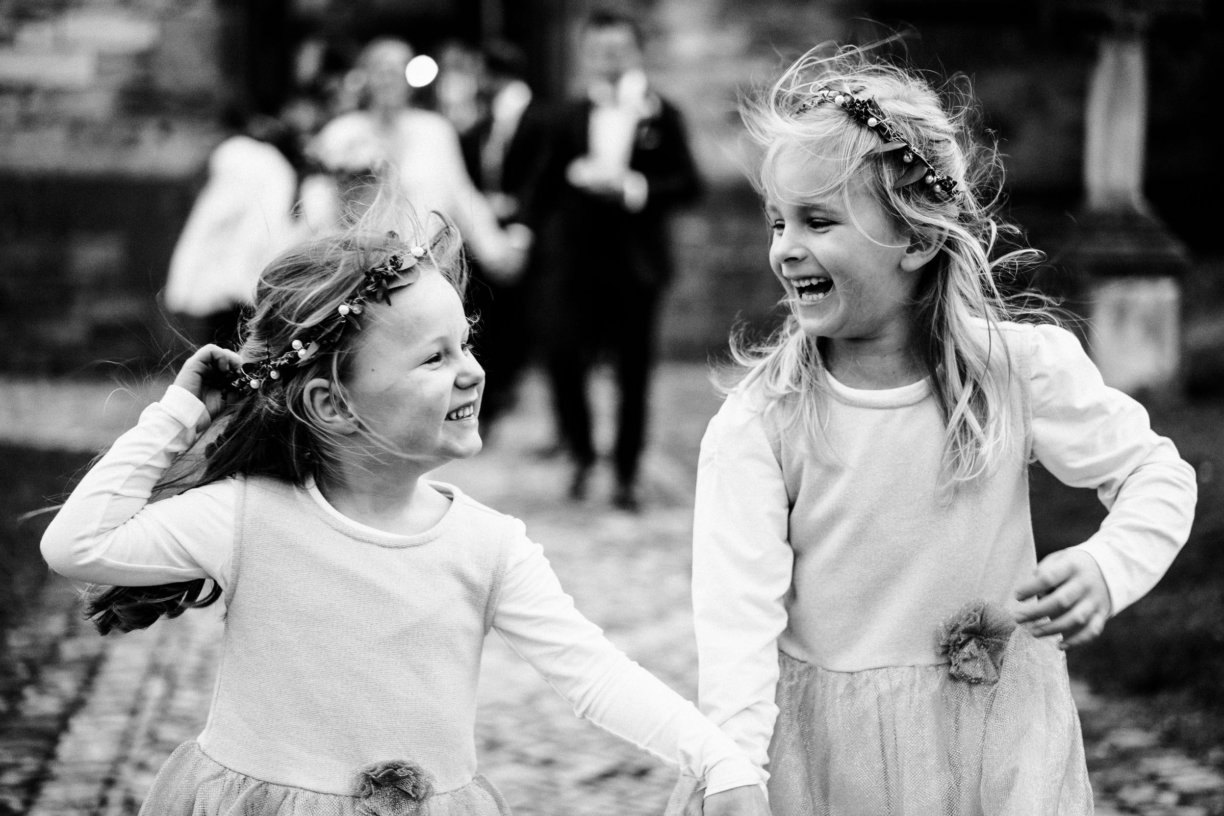 lachende Blumenmädchen der Silvester-Hochzeit