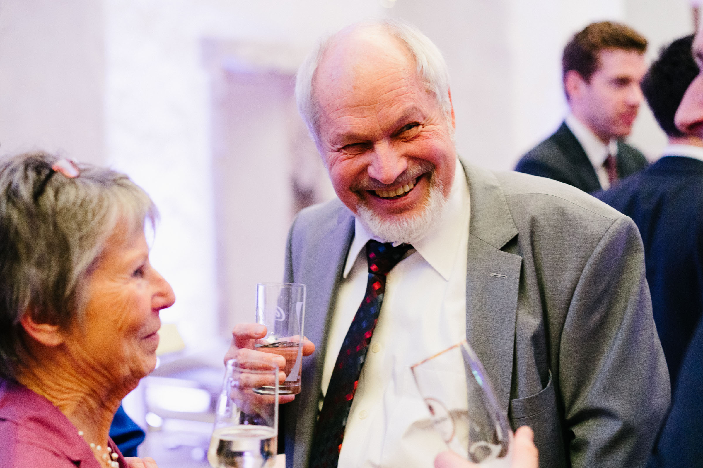 ein lachender Hochzeitsgast der Silvester-Hochzeit