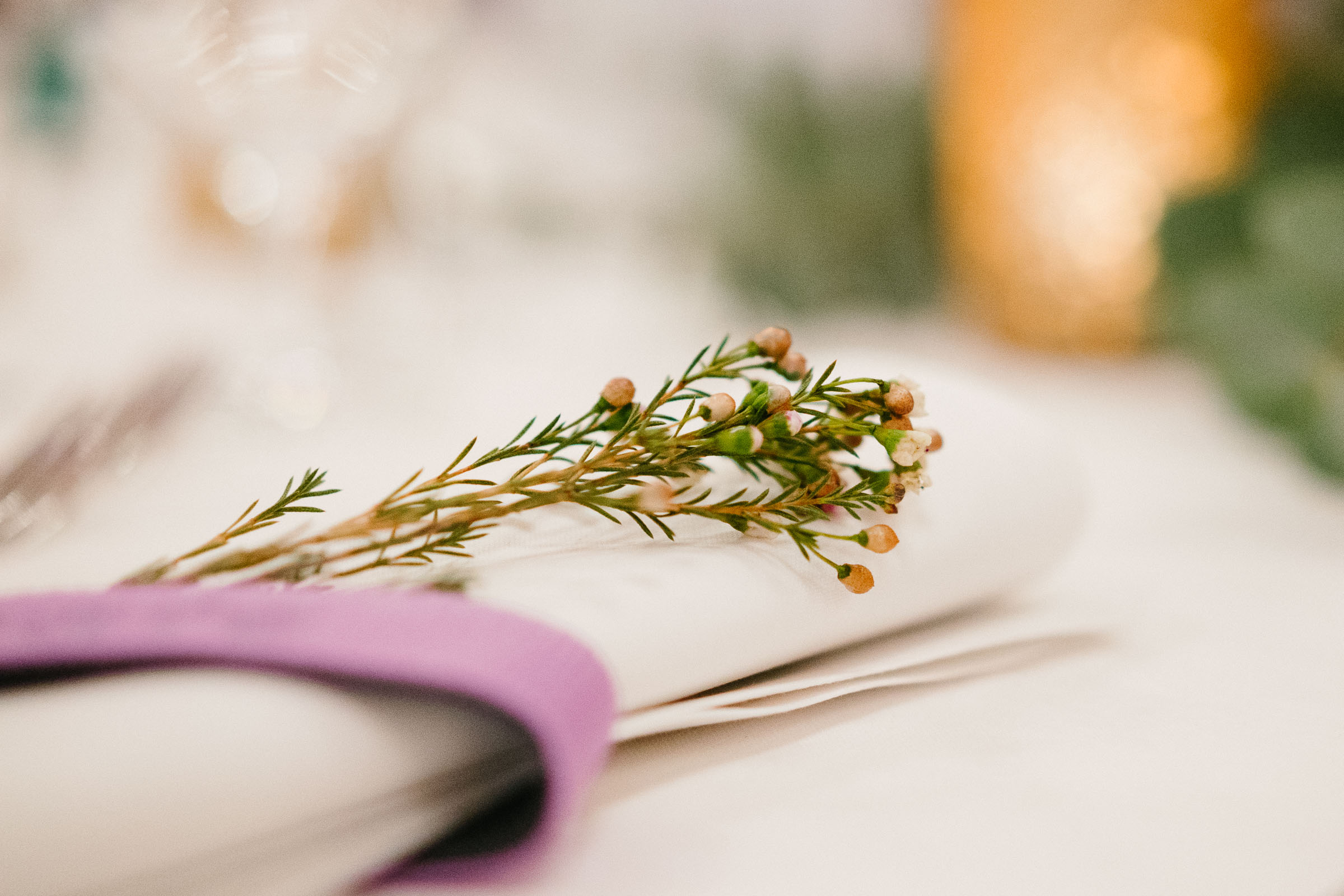 Nahaufnahme der Tischdeko der Silvester-Hochzeit