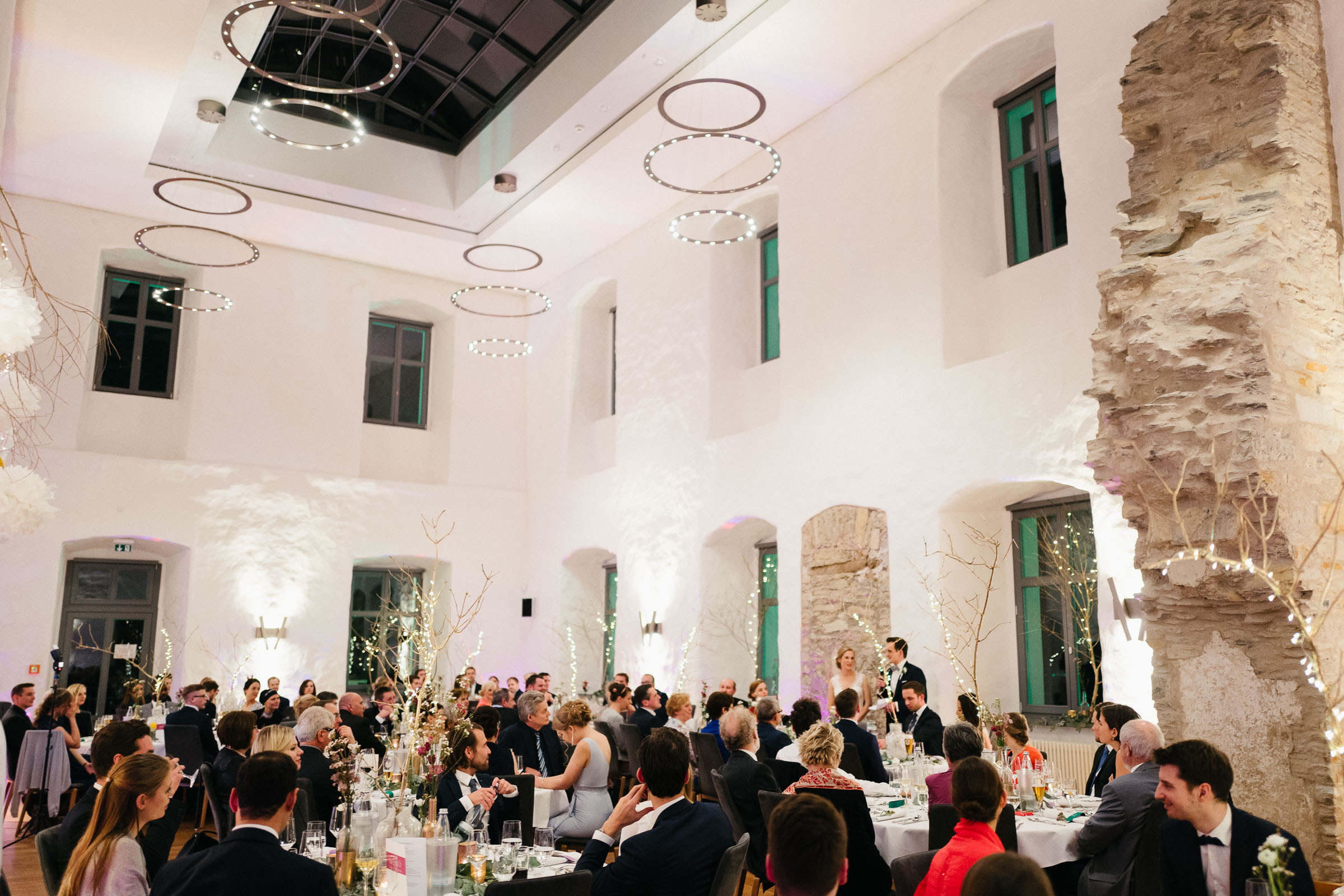 der Bräutigam der Silvester-Hochzeit hält eine Rede