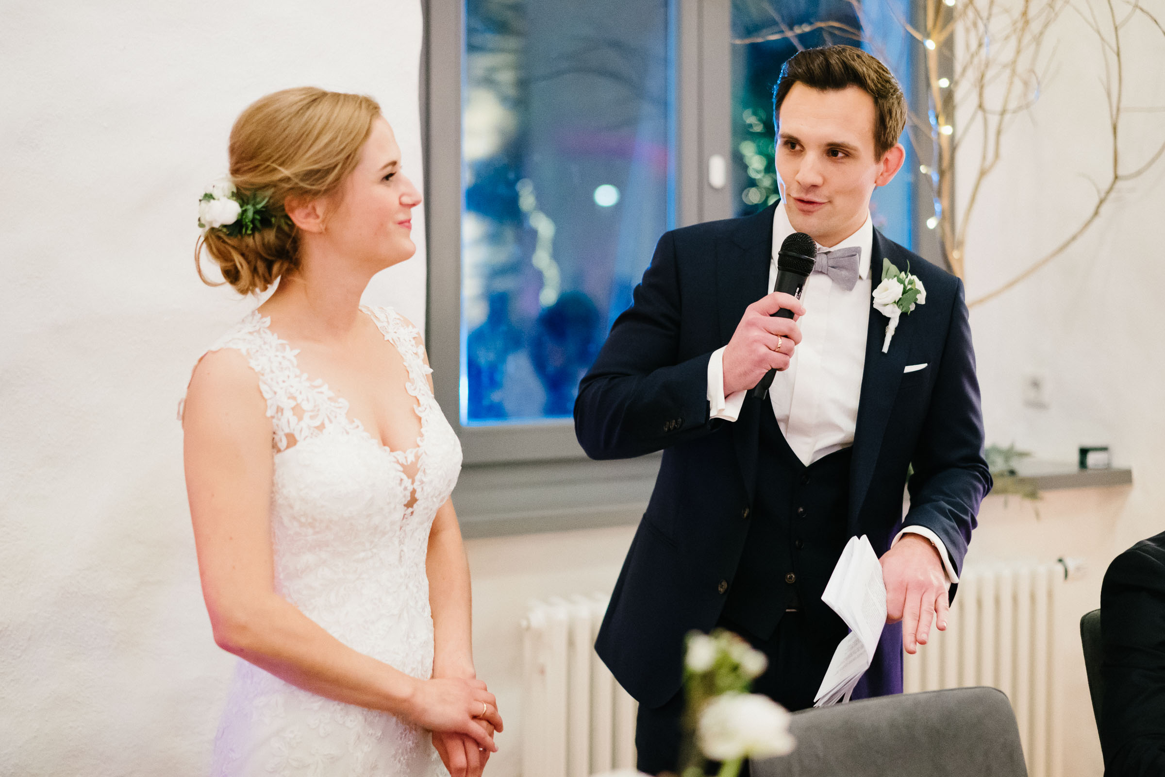 Brautpaar der Silvester-Hochzeit, Bräutigam mit Mikro