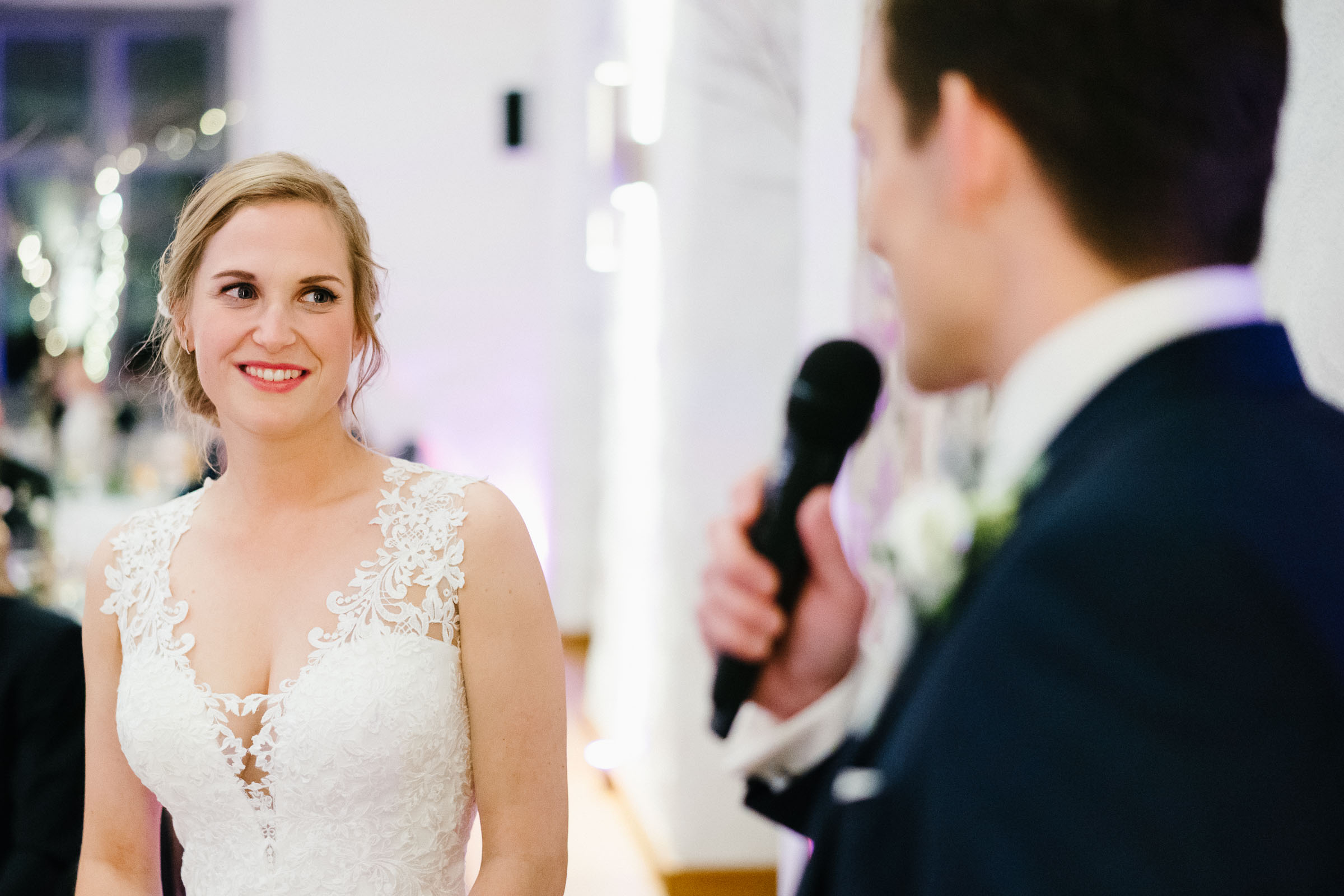 die Braut der Silvester-Hochzeit schaut verliebt zu dem Bräutigam mit Mikro