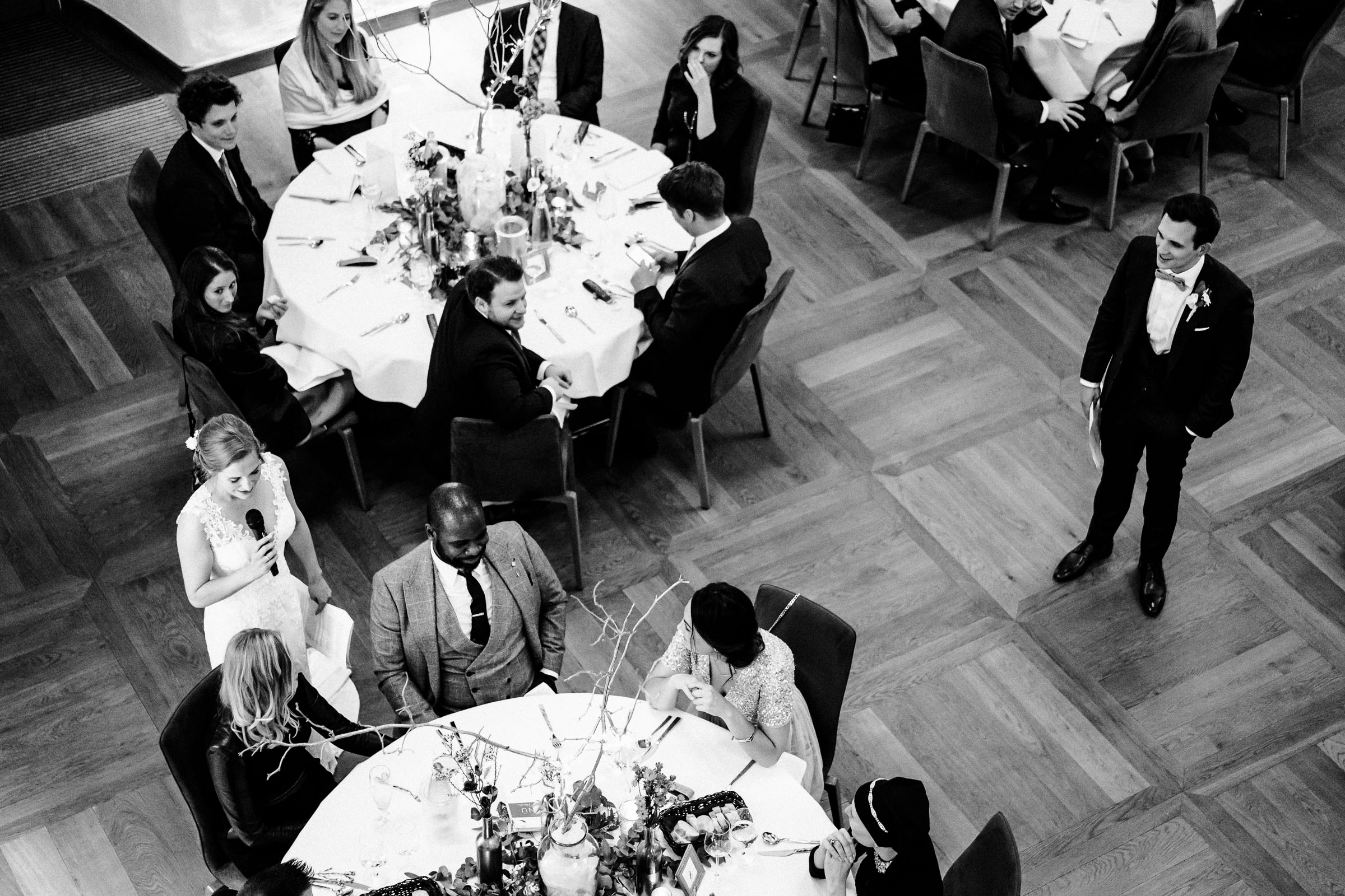 das Brautpaar der Silvester-Hochzeit hält gemeinsam eine Rede