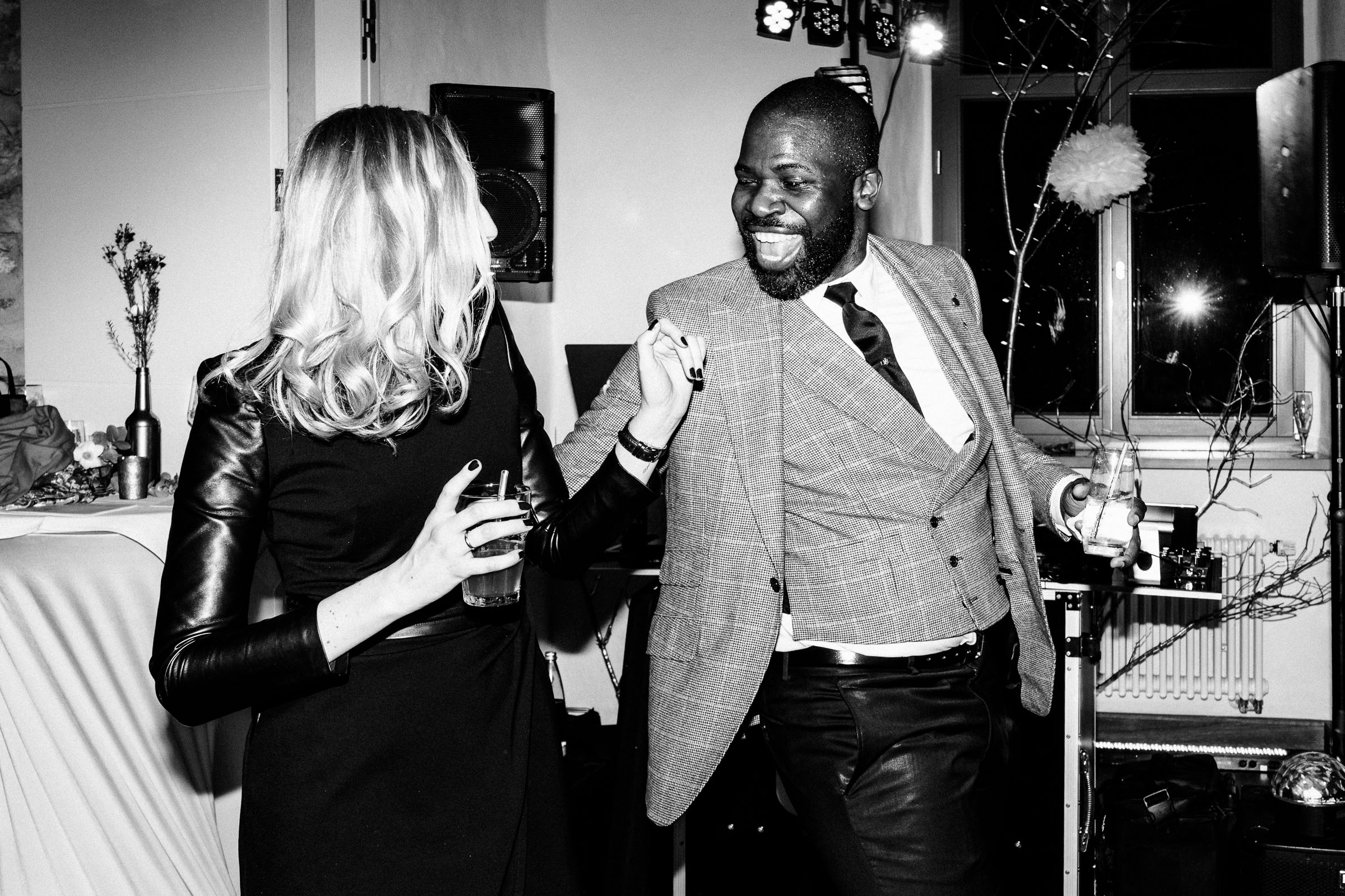 lachende Gäste der Silvester-Hochzeit auf der Tanzfläche