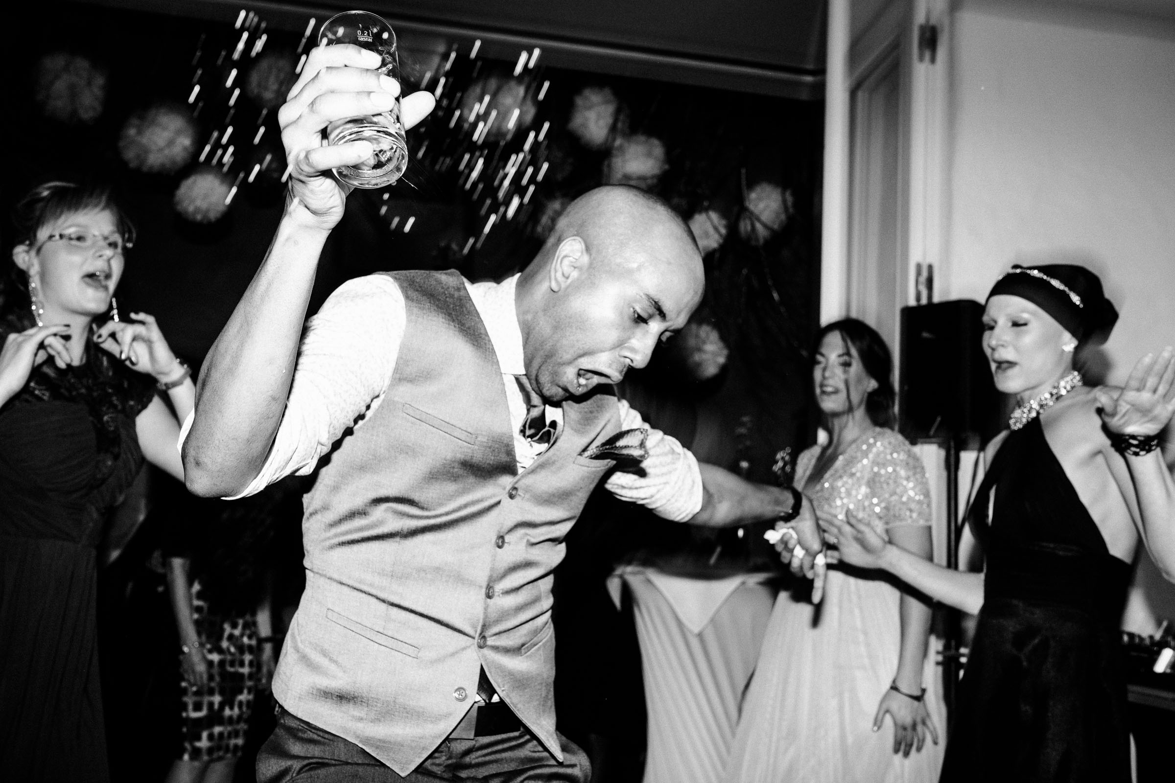tanzender Hochzeitsgast der Silvester-Hochzeit
