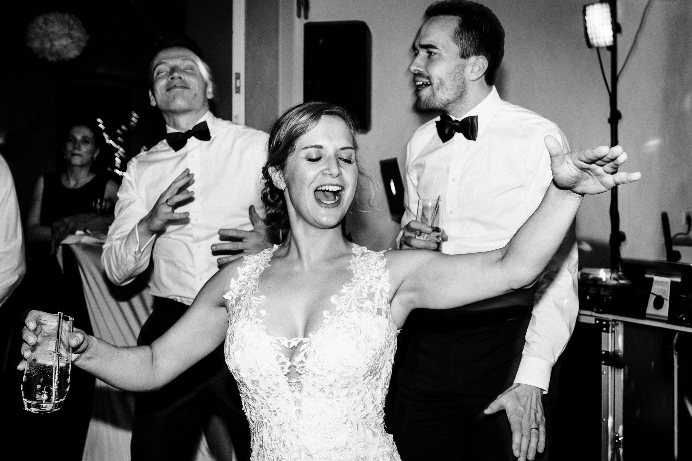 tanzende Braut der Silvester-Hochzeit