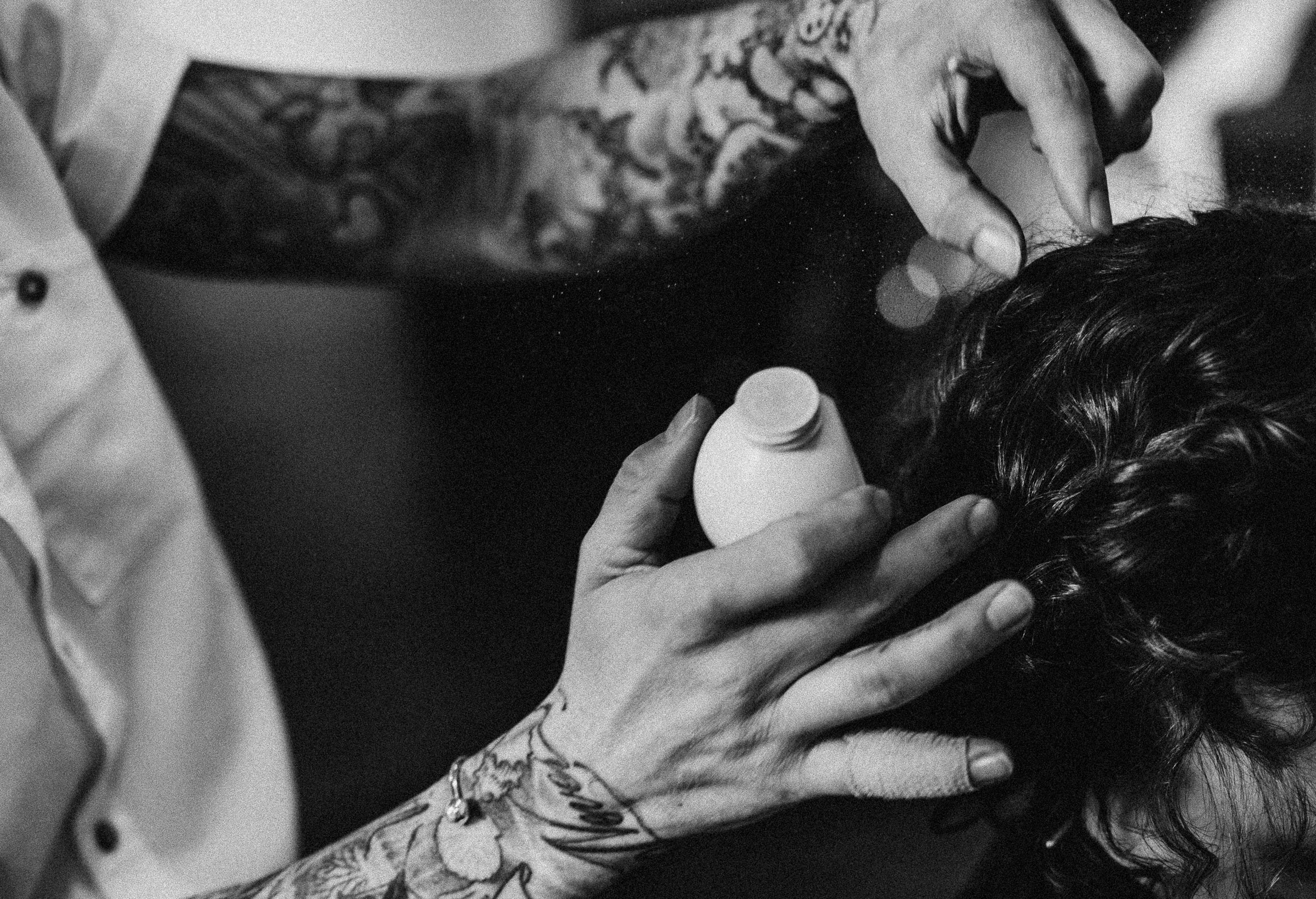 Schlosshochzeit: die Haare der Braut werden gesteckt