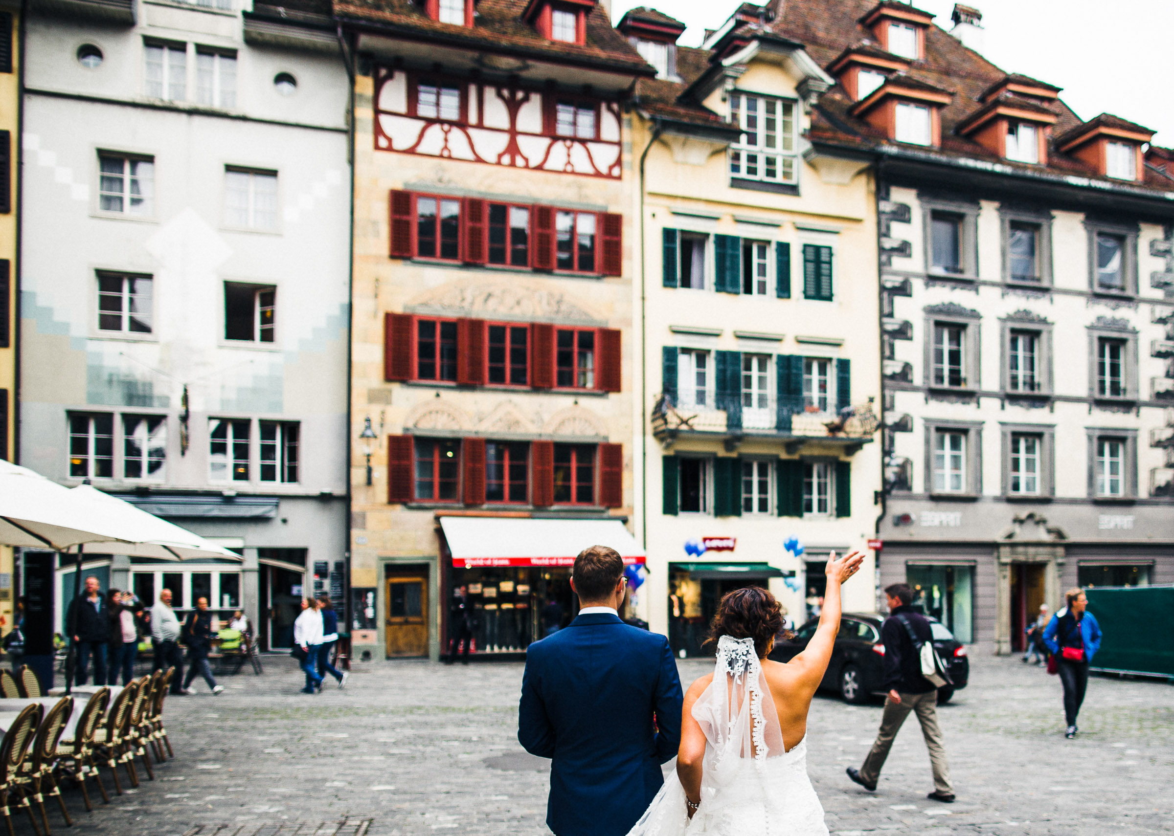Schlosshochzeit: Brautpaar auf dem Markt in Luzern