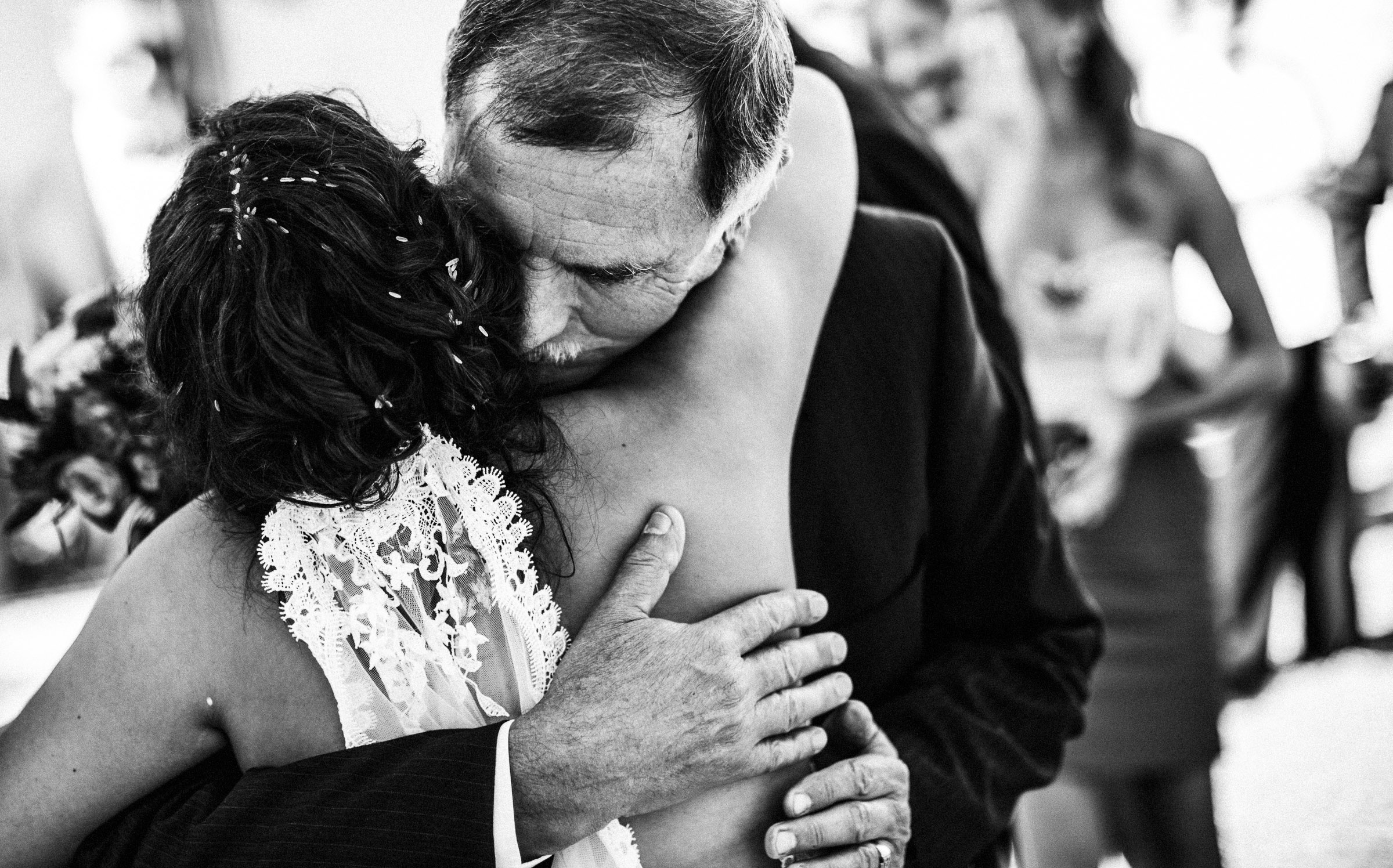 Schlosshochzeit: Braut wird von einem Gratulanten fest umarmt