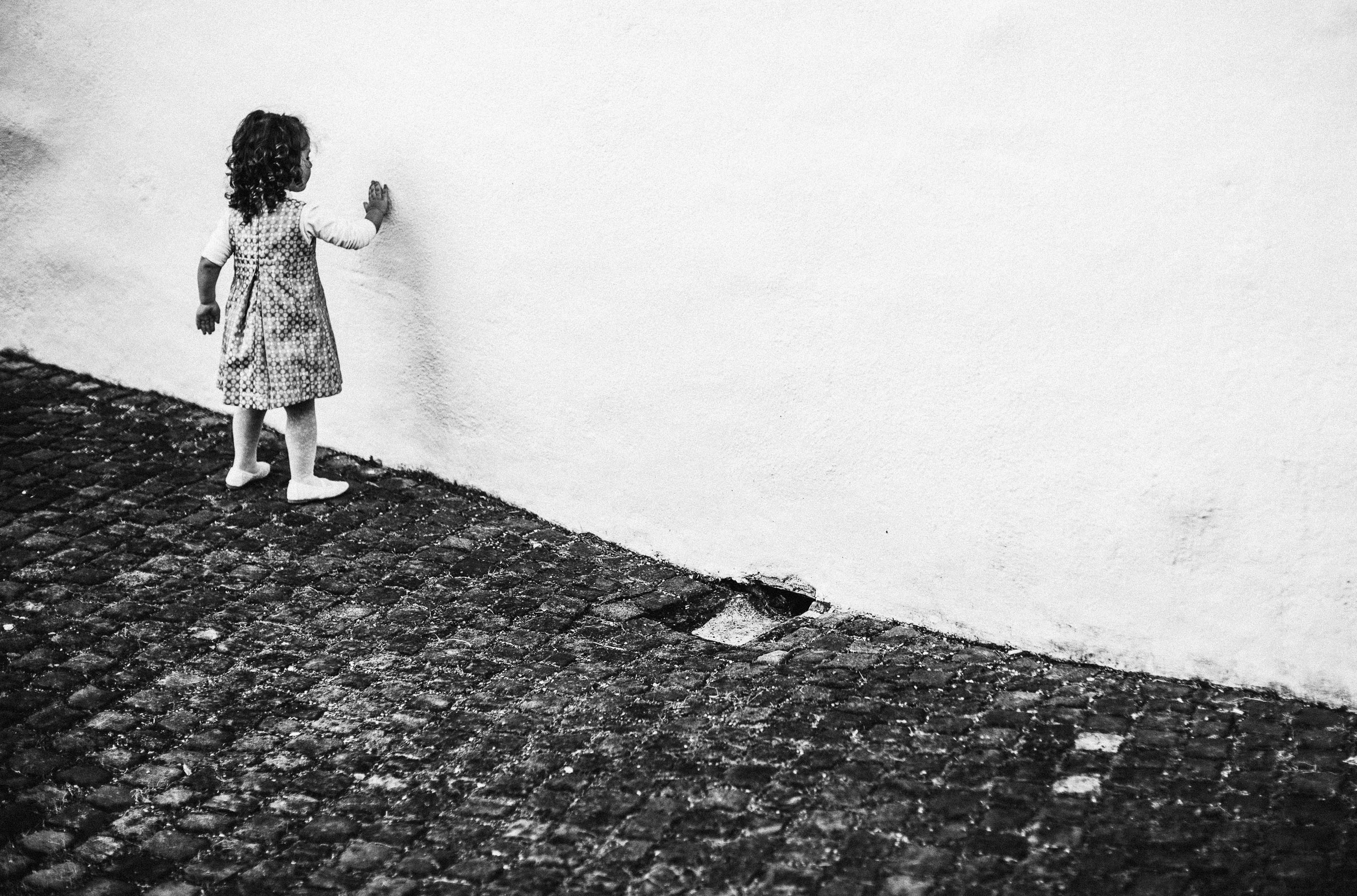 Schlosshochzeit: Kind spielt vor einer Wand