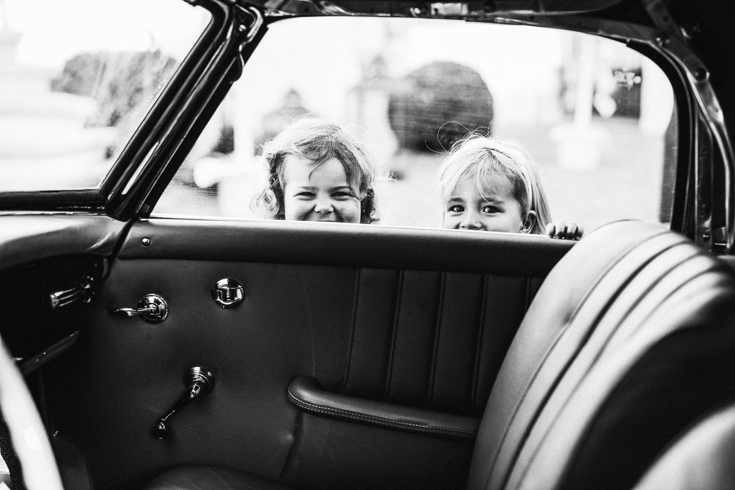 Schlosshochzeit: Kinder schauen in das Innere des Oldtimers