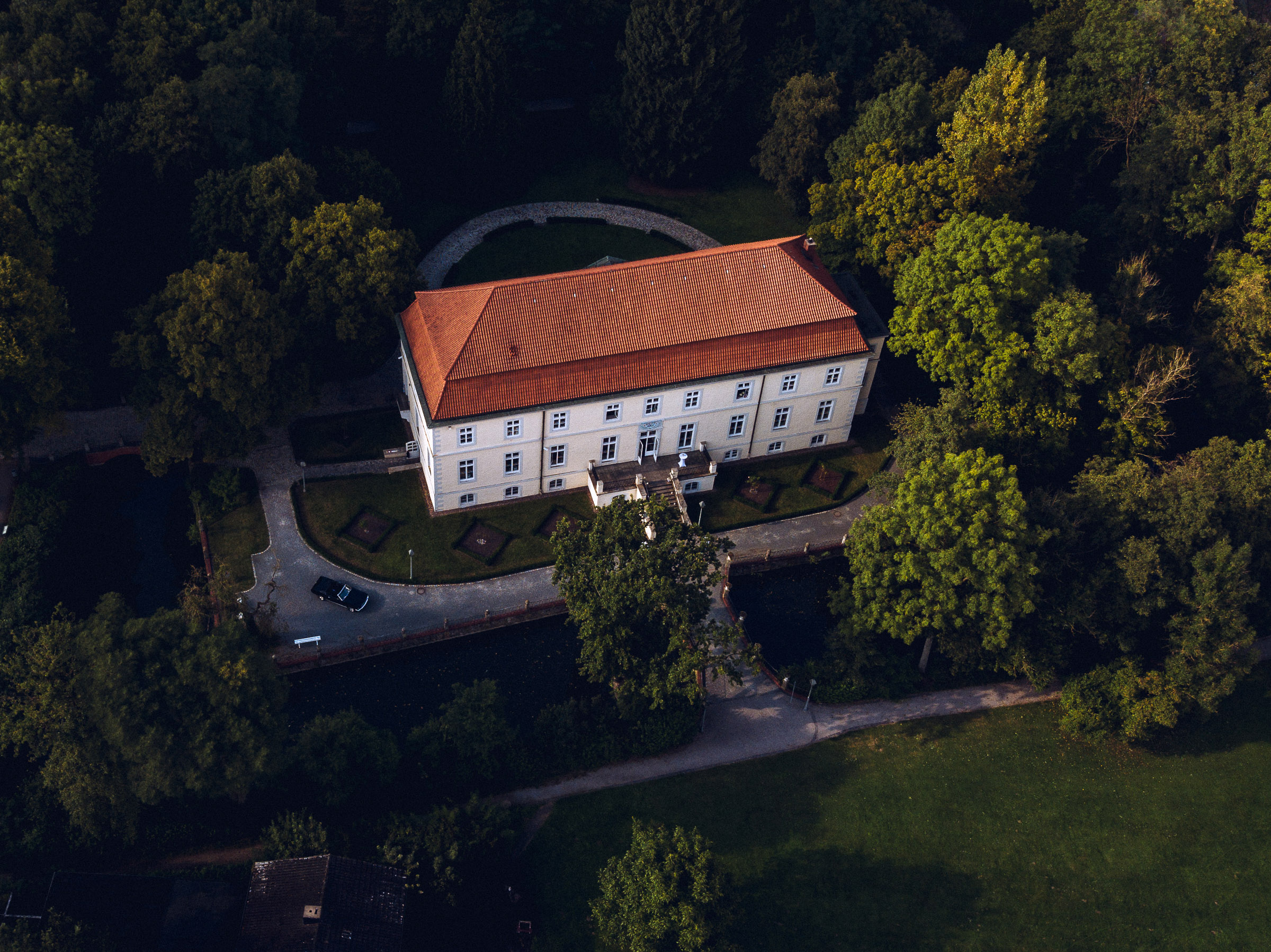 Septemberhochzeit: Luftaufnahme vom Schloß Ovelgönne
