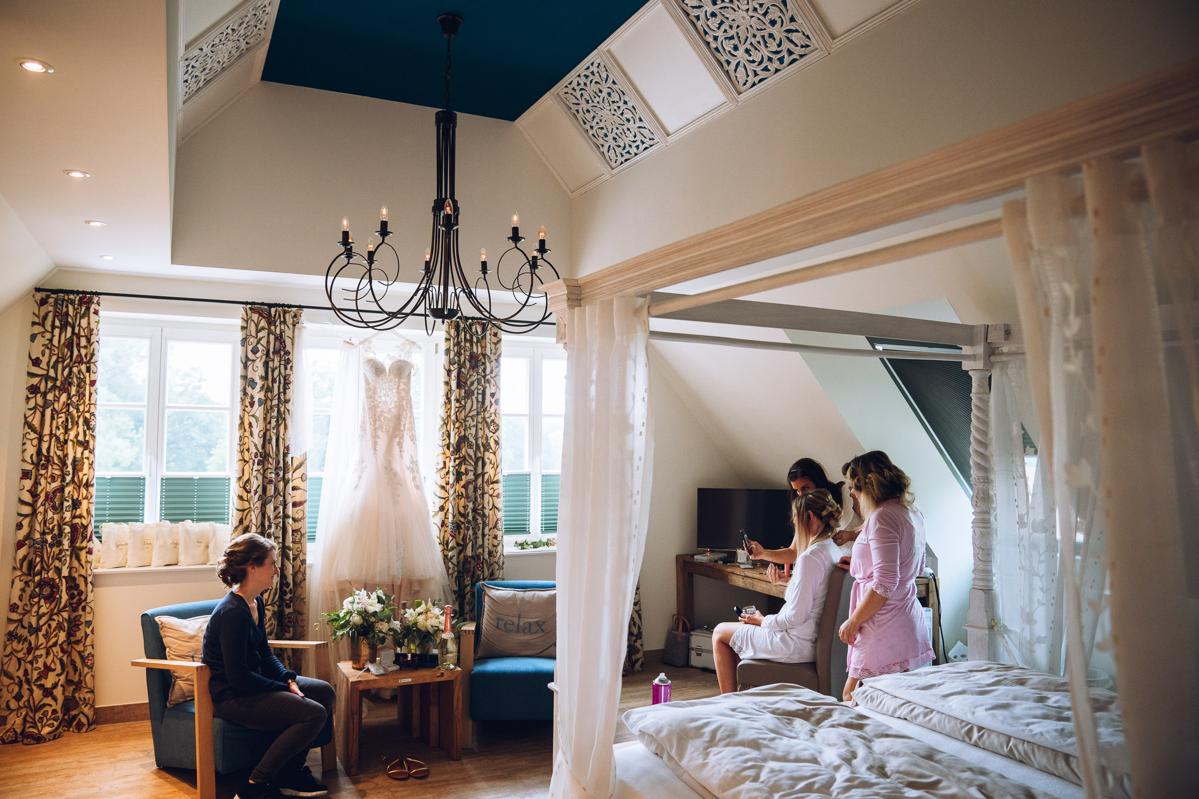Septemberhochzeit: Braut im Hotelzimmer