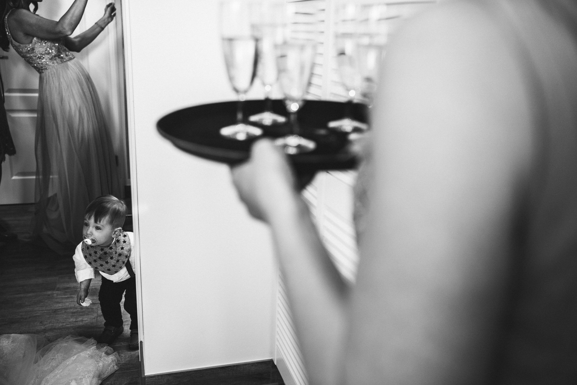 Septemberhochzeit: Kleinkind schaut ins Zimmer