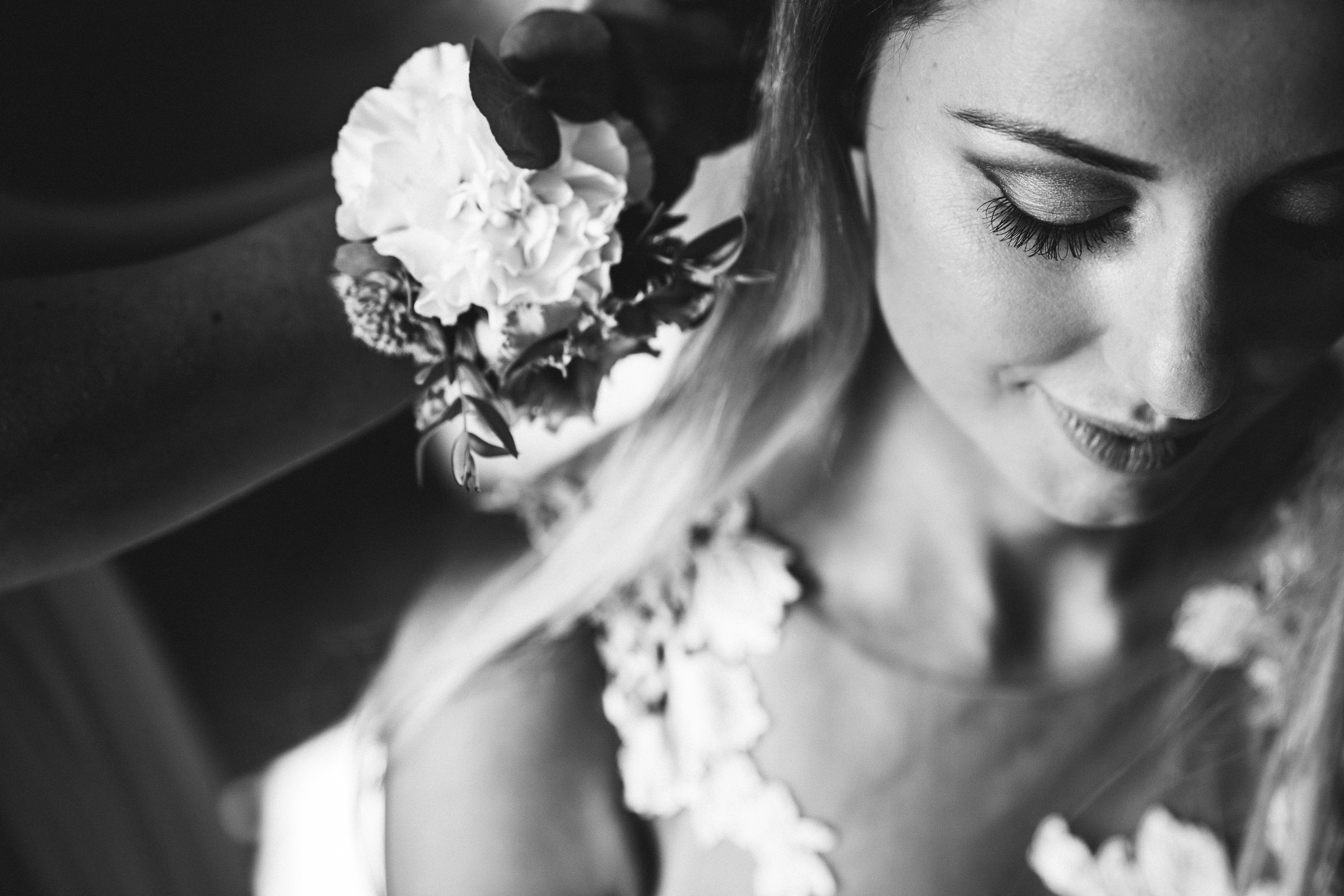 Septemberhochzeit: Braut mit geschlossenen Augen
