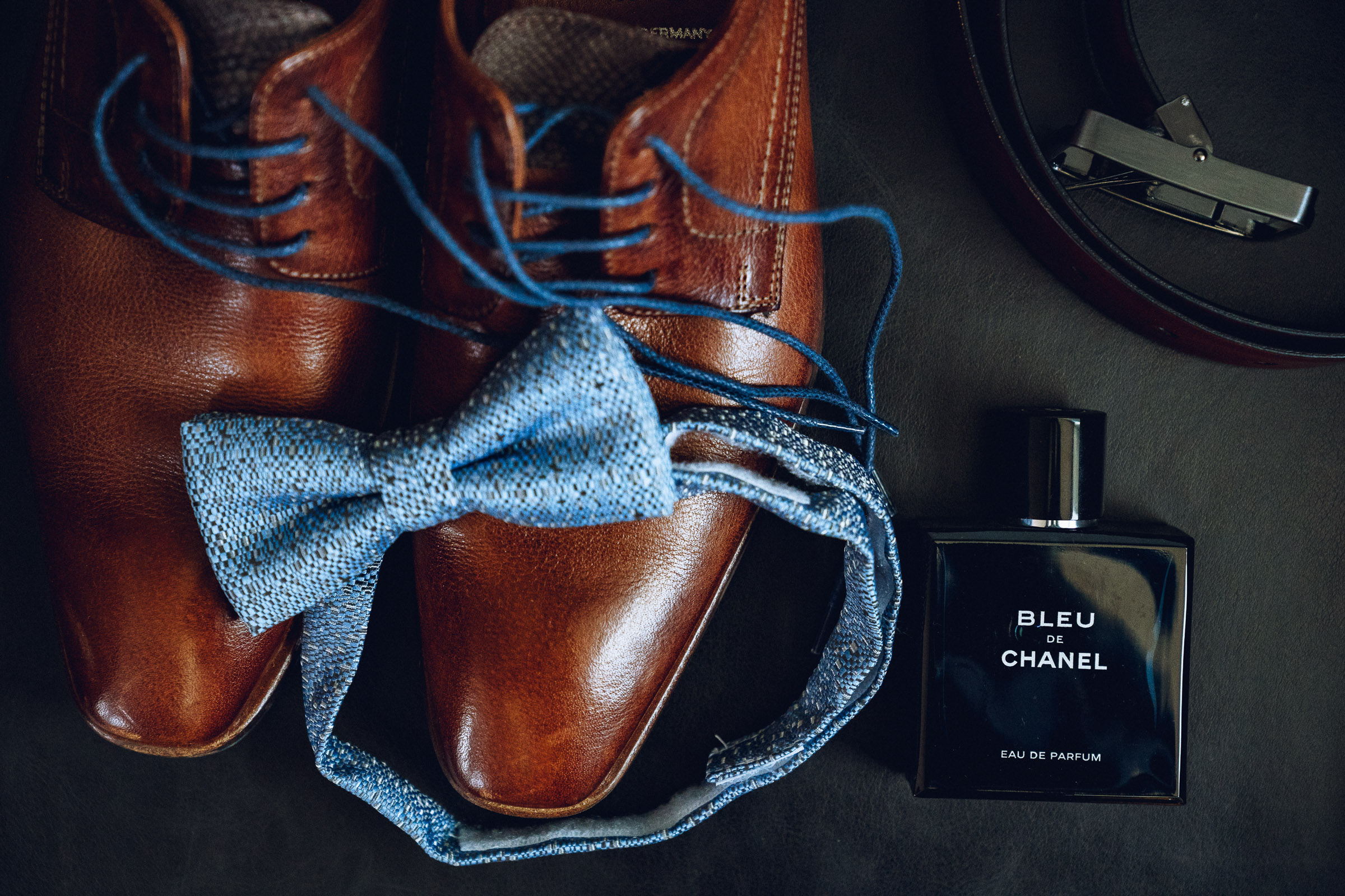 Septemberhochzeit: Schuhe und Fliege vom Bräutigam