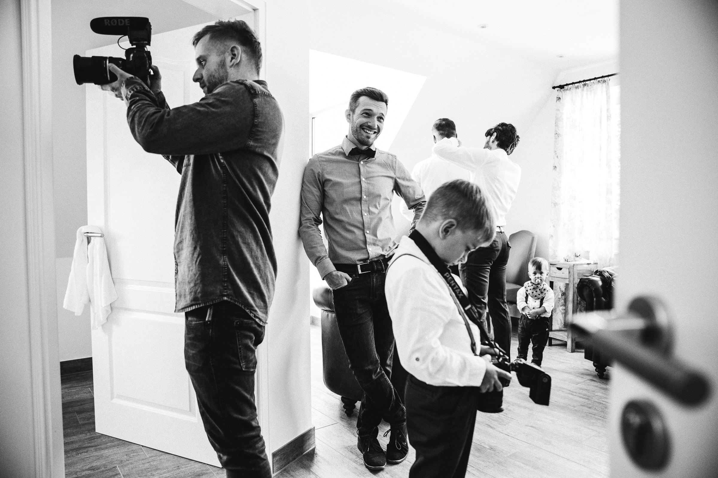 Septemberhochzeit: Fotograf und kleiner Junge, beide mit großen Kameras