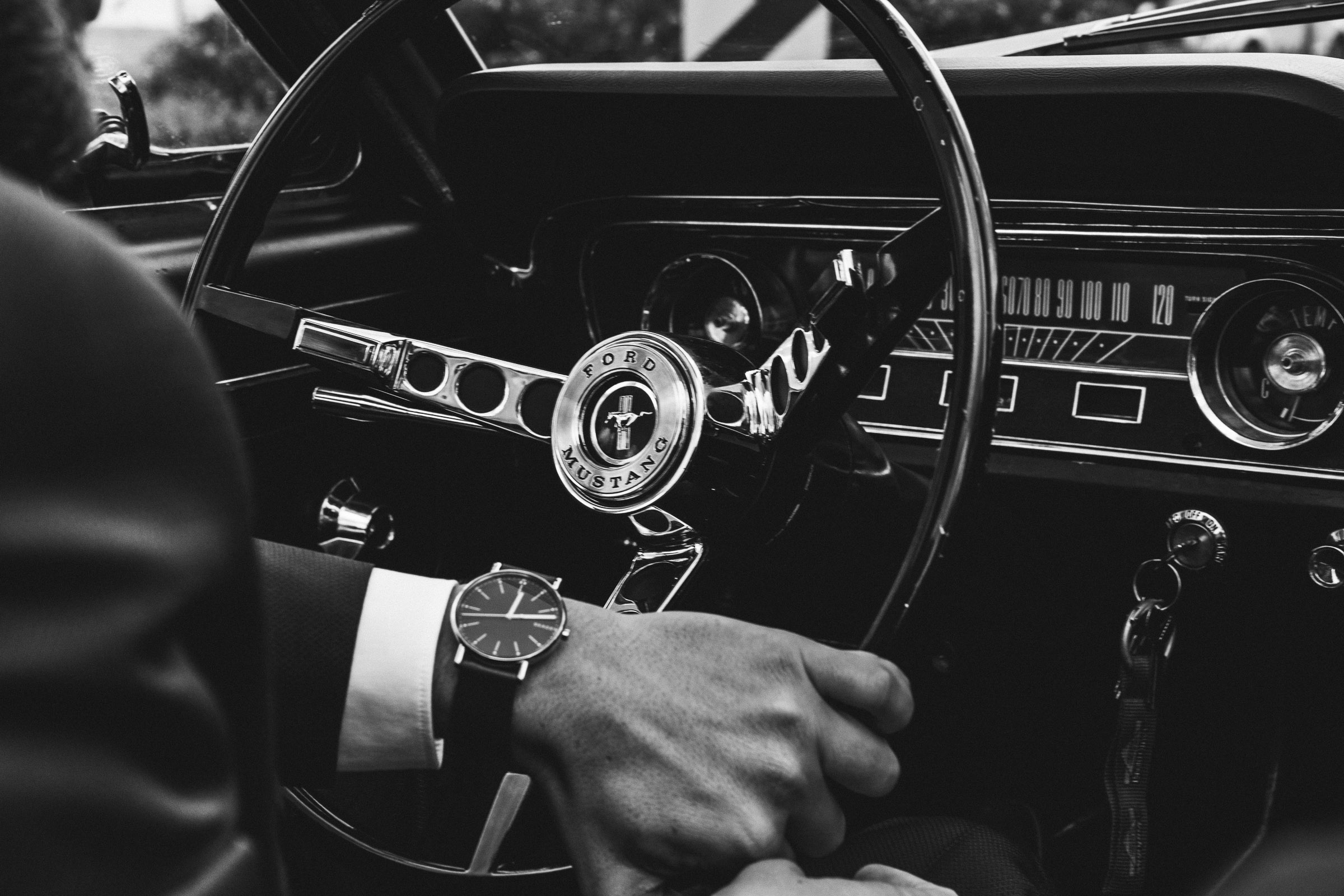 Septemberhochzeit: Lenkrad des Mustangs