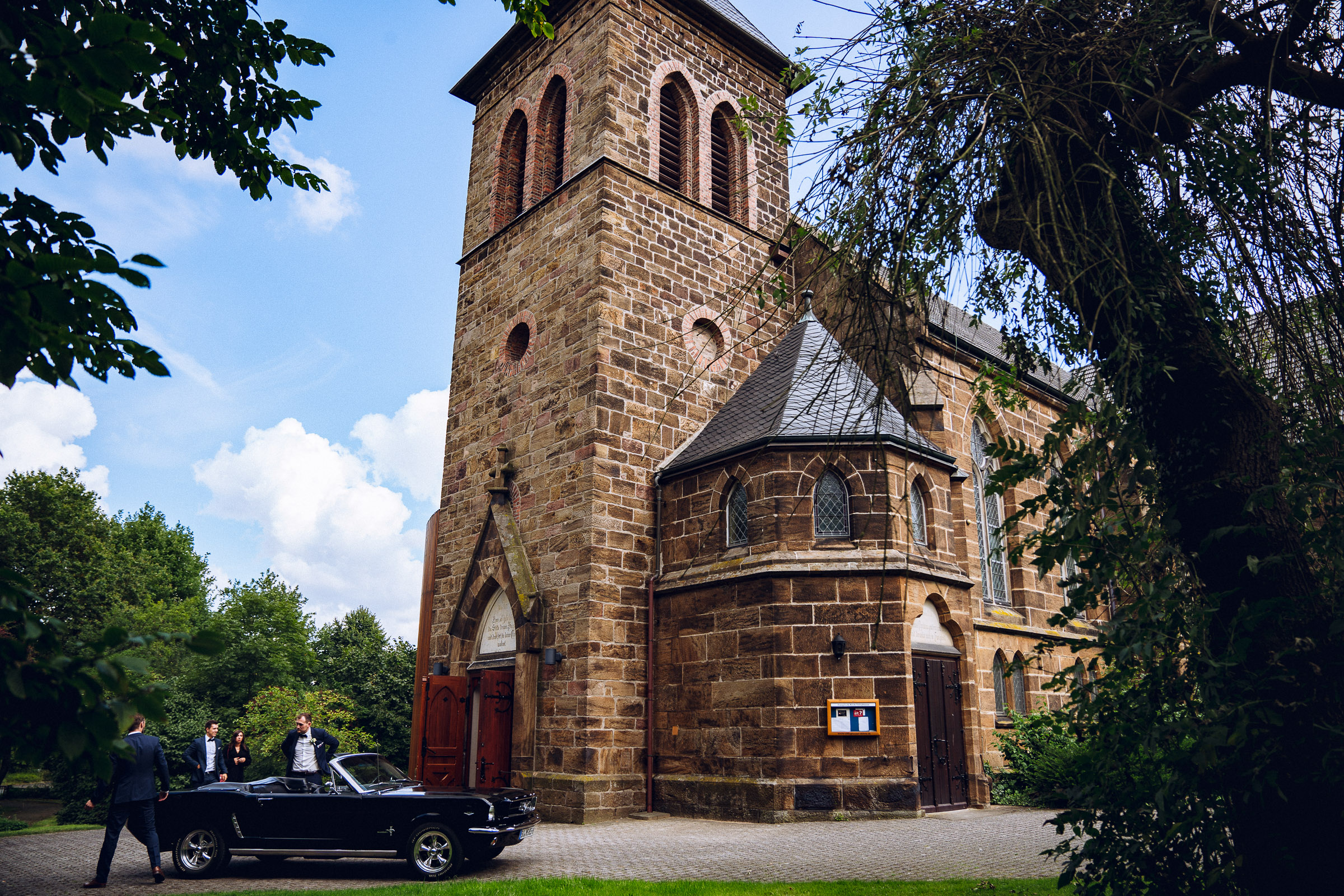 Septemberhochzeit: Aufnahme der Kirche und Hochzeitsauto