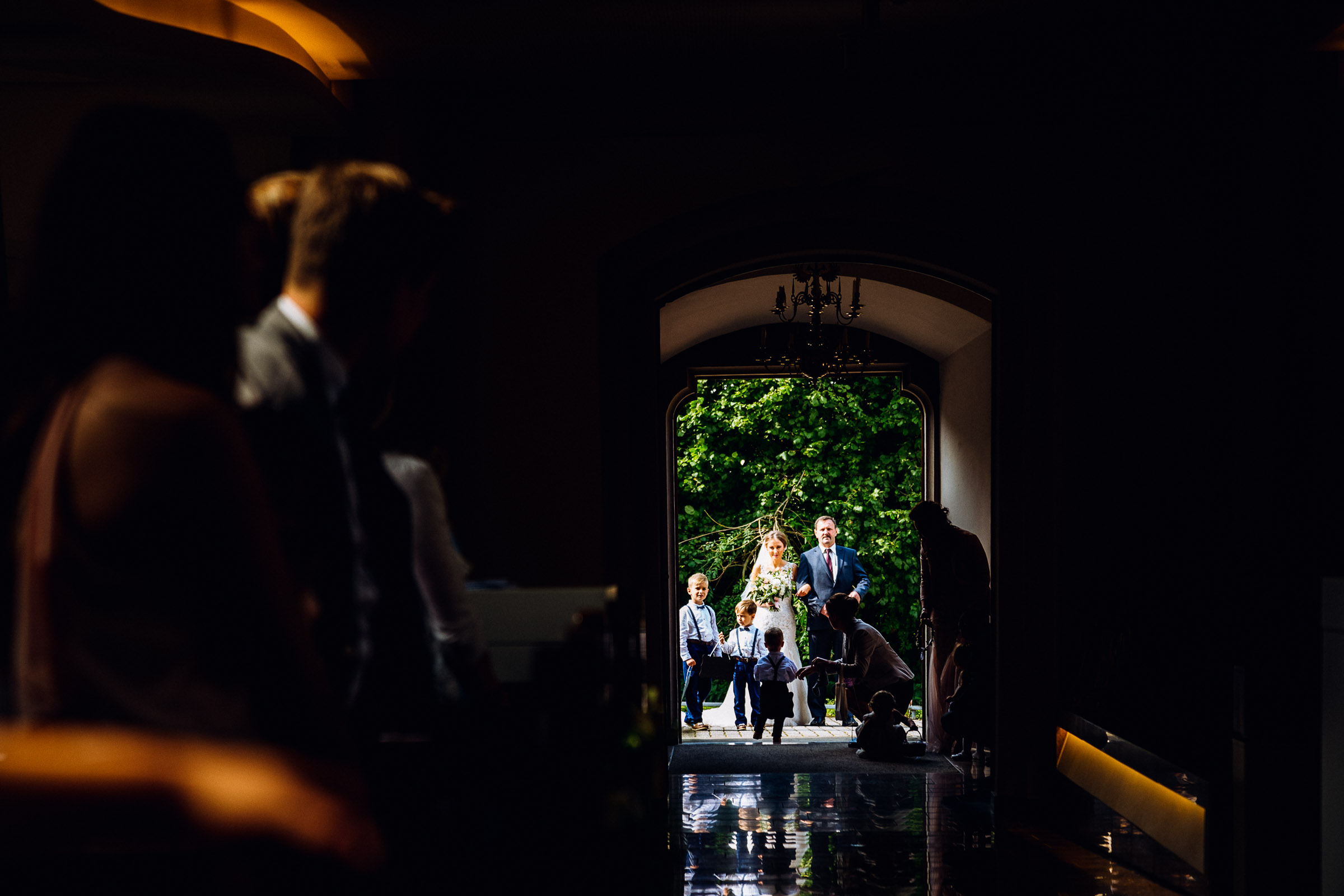 Septemberhochzeit: Braut wird vom Brautvater in die Kirche geführt