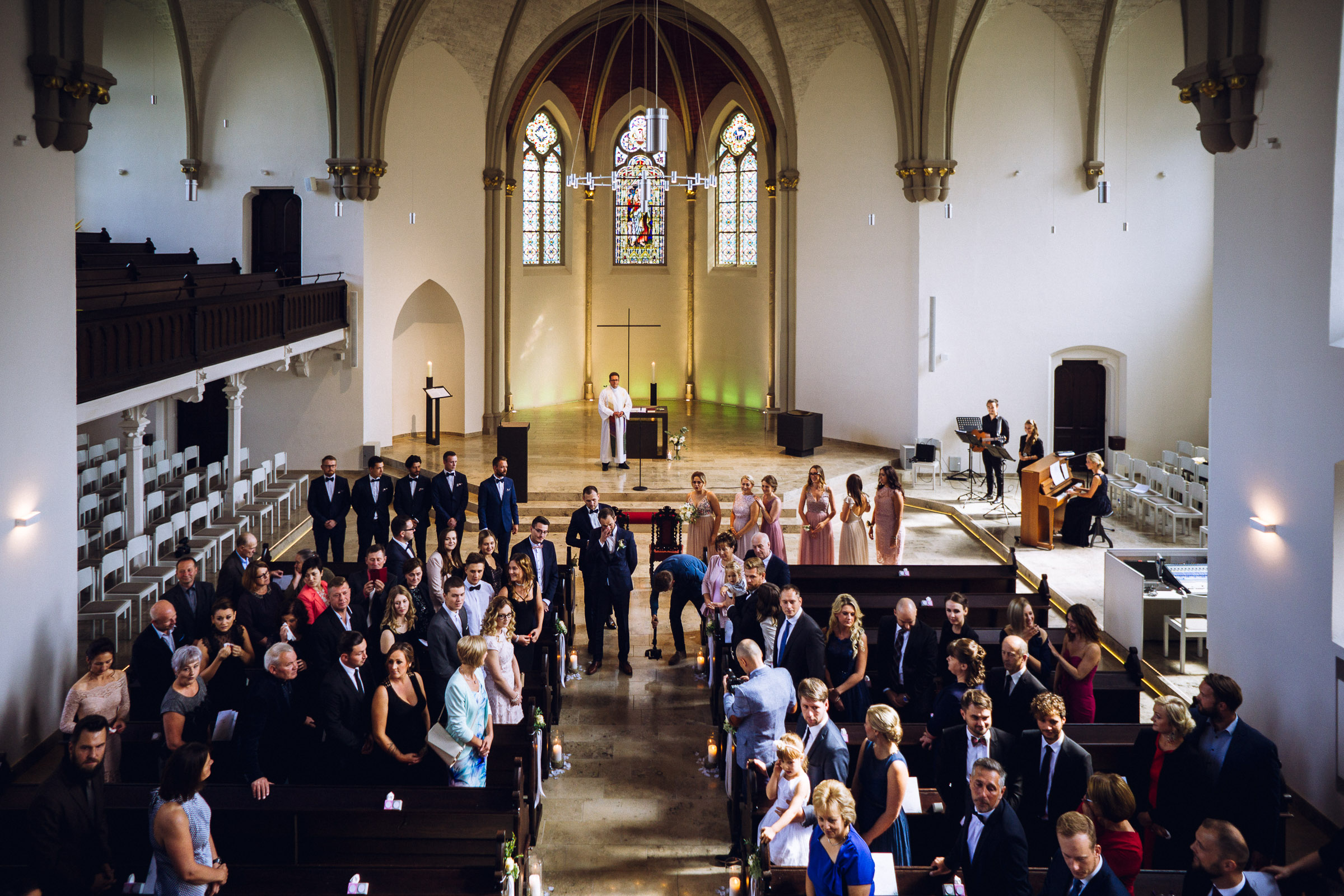 Septemberhochzeit: Hochzeitsgesellschaft im Kirchenschiff